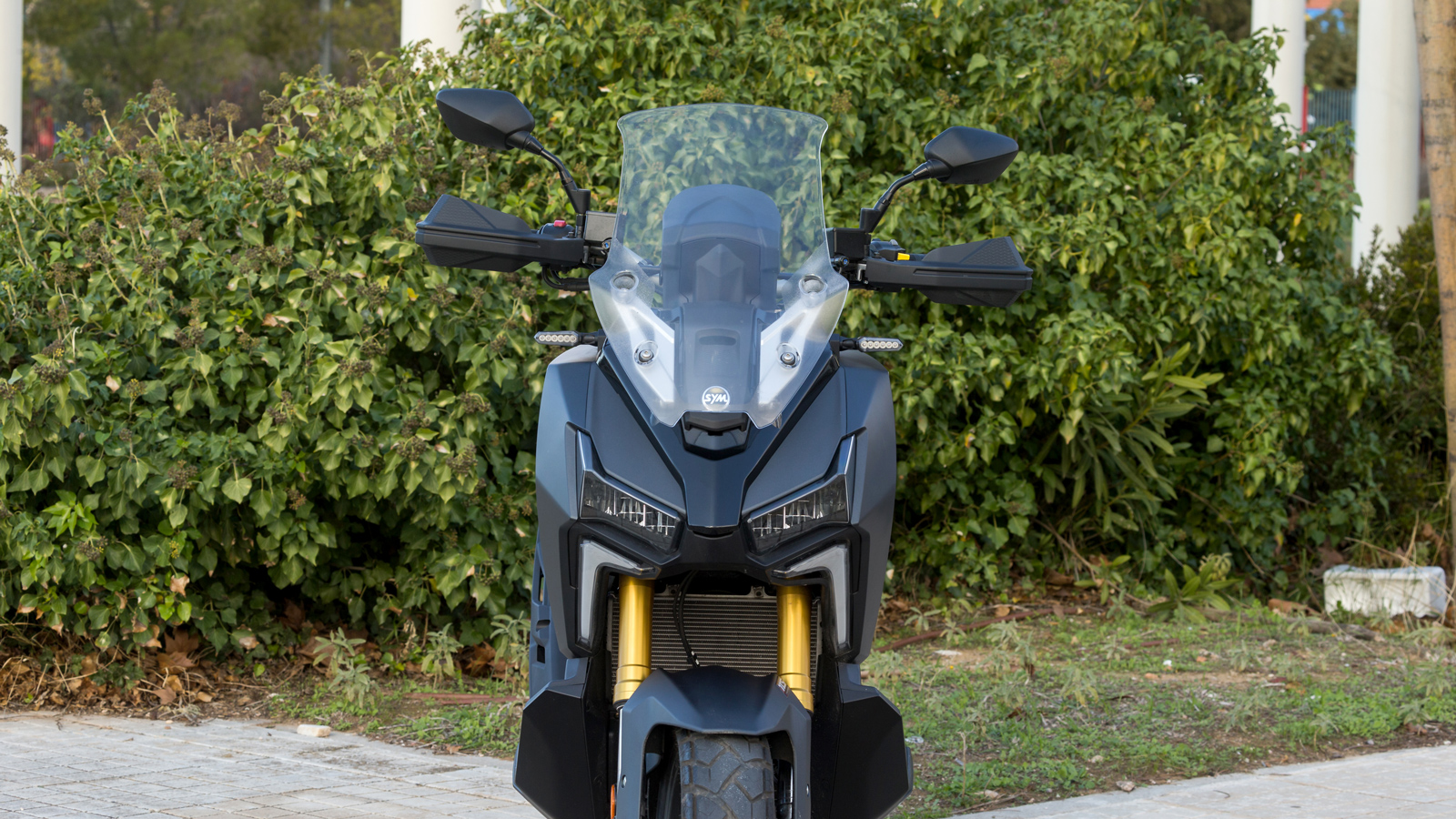 Φώτα ημέρας DRL σε σχήμα κυνόδοντα.