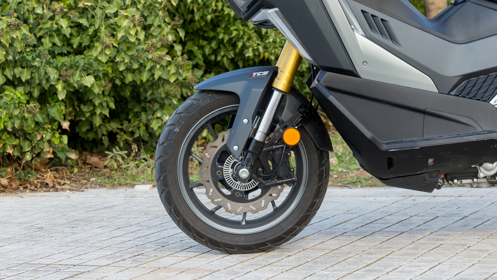 Η off road φιλοσοφία του SYM ADXTG 400 επιβεβαιώνεται και από την απόσταση από το έδαφος στα 160 χιλιοστά.