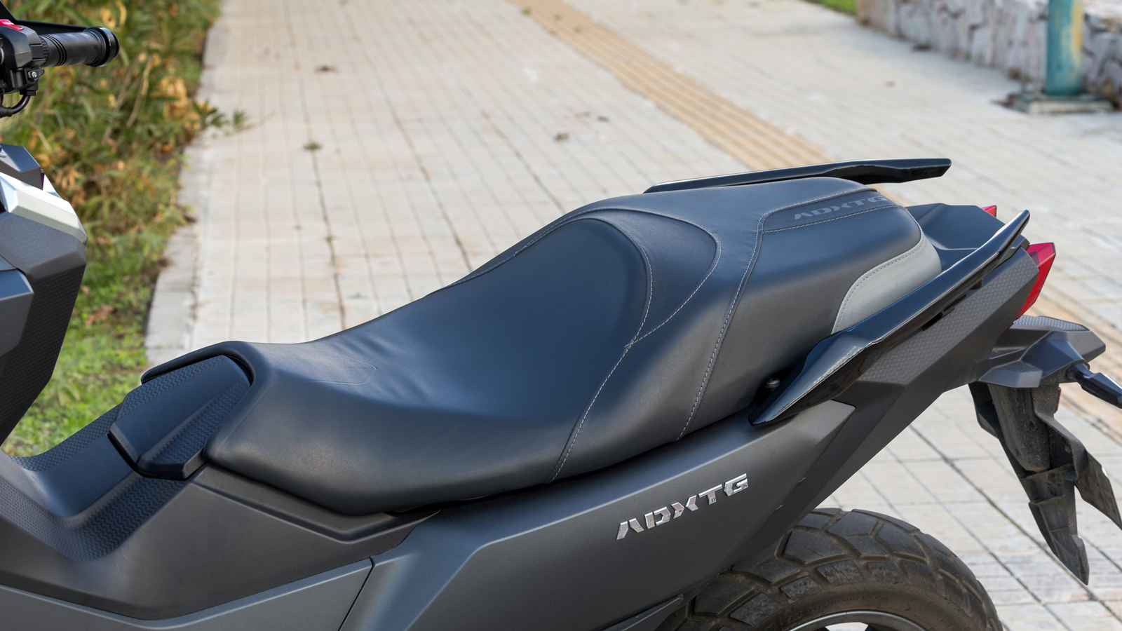 Ανετη σέλα με ύψος 790 χιλιοστά από το έδαφος.