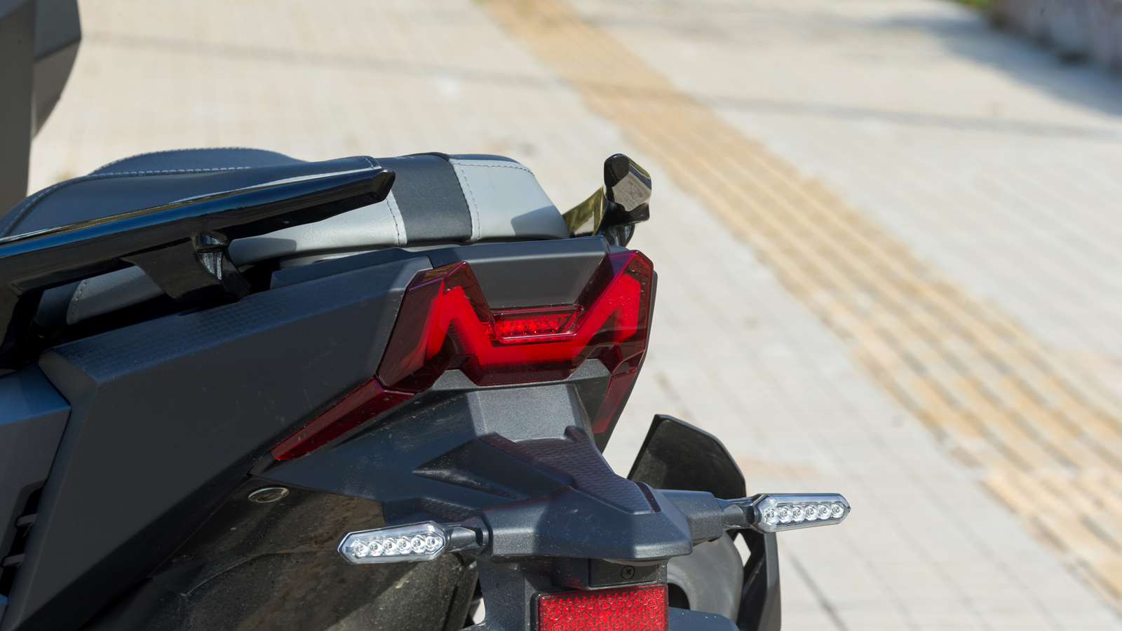 Πίσω φωτιστικό σώμα με τεθλασμένες γραμμές σε σχήμα Μ, που «κλείνει» ομοιόμορφα την ουρά.