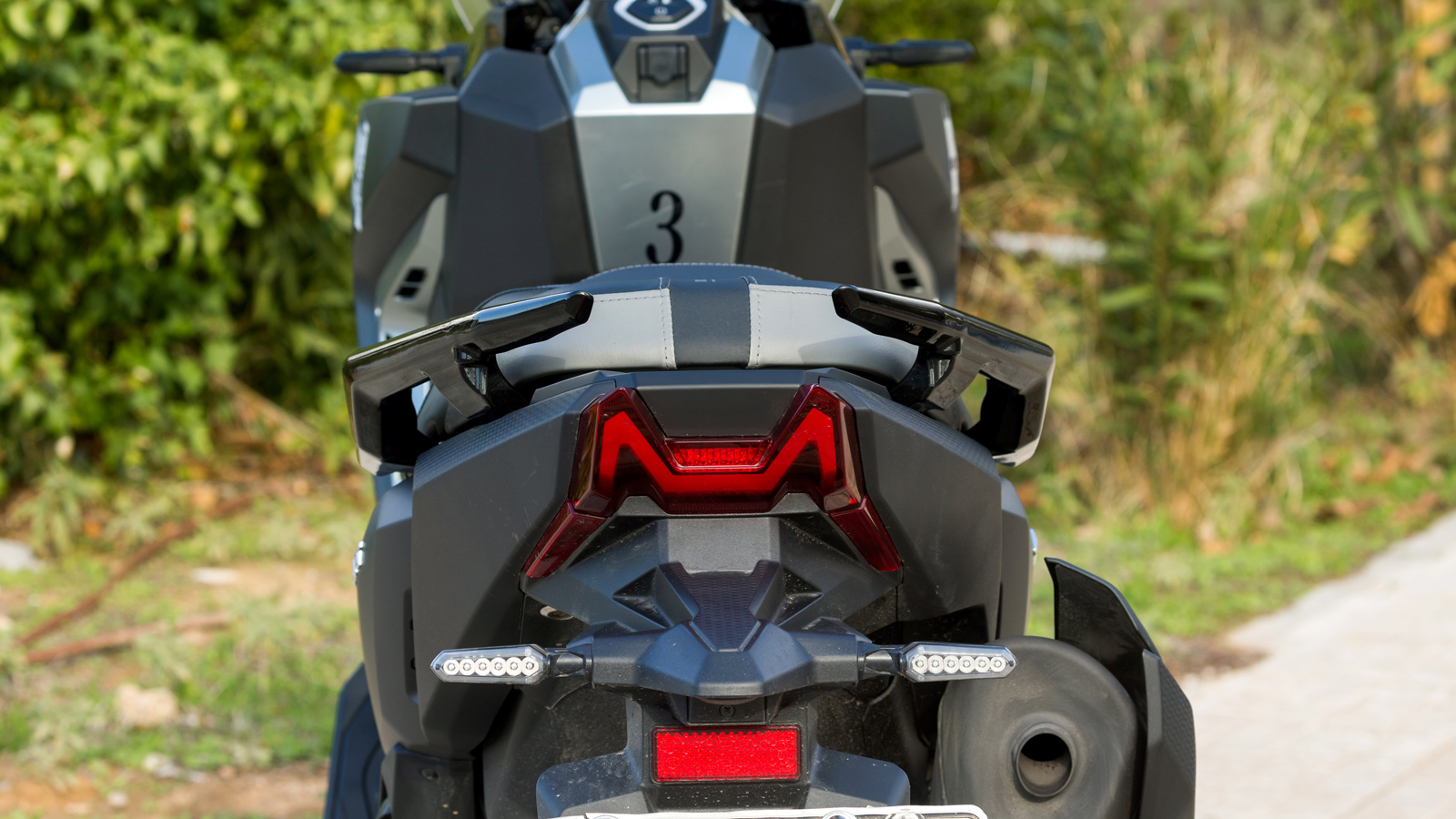 Η πίσω όψη και το «πιλοτήριο» του SYM ADXTG 400.