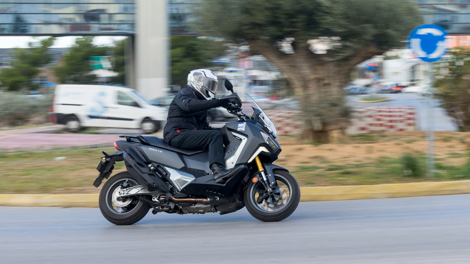 Αριστη κατευθυντικότητα και μεγάλη ευελιξία σε άσφαλτο αλλά και στο χώμα.