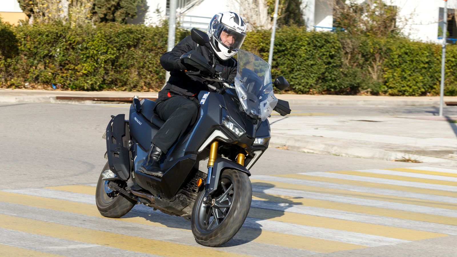 Μακρύτερο αλουμινένιο ψαλίδι απο το Maxsym TL και κατανομή βάρους 50:50.