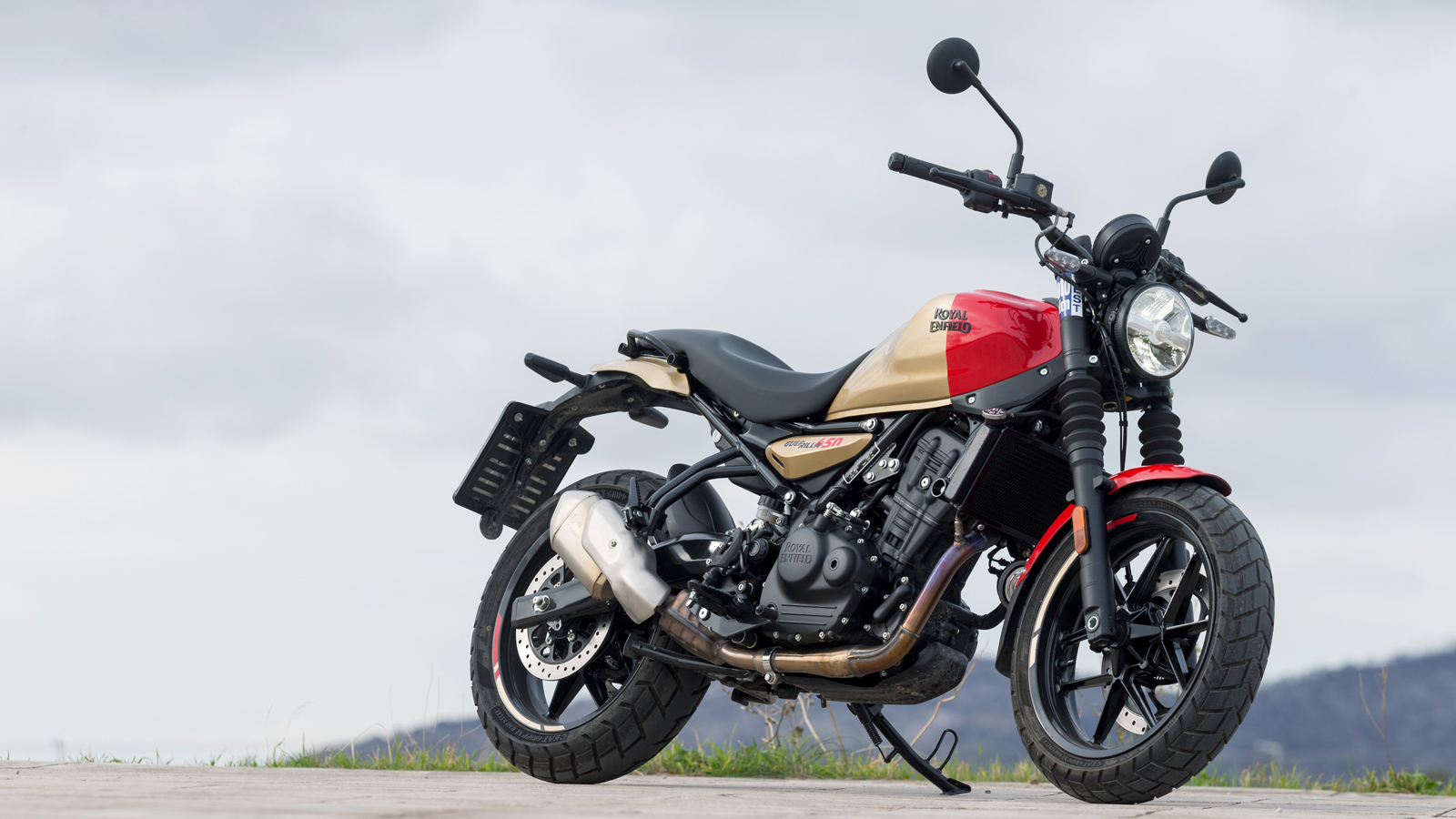 Η κατασκευή του πλαισίου δεν κρύβει σχεδιαστικές εκπλήξεις: πρόκειται για ένα ατσάλινο, σωληνωτό πλαίσιο διπλής δοκού που χρησιμοποιεί τον κινητήρα ως