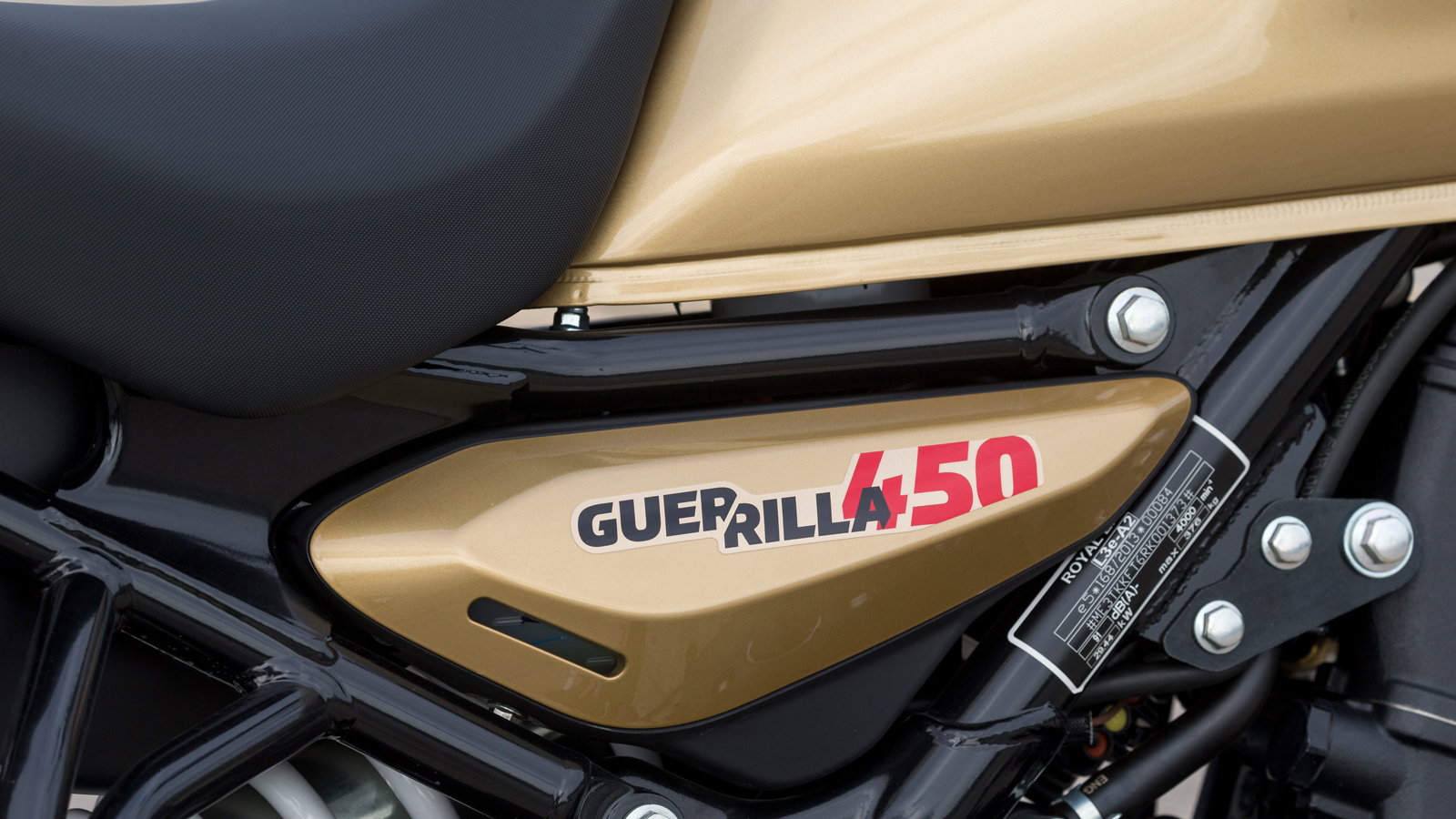 O κινητήρας είναι εκτεθειμένος στην όψη και τα μόνα εμφανή πλαστικά να εντοπίζονται ανάμεσα στα πόδια του αναβάτη, γύρω από τη σέλα του συνεπιβάτη και