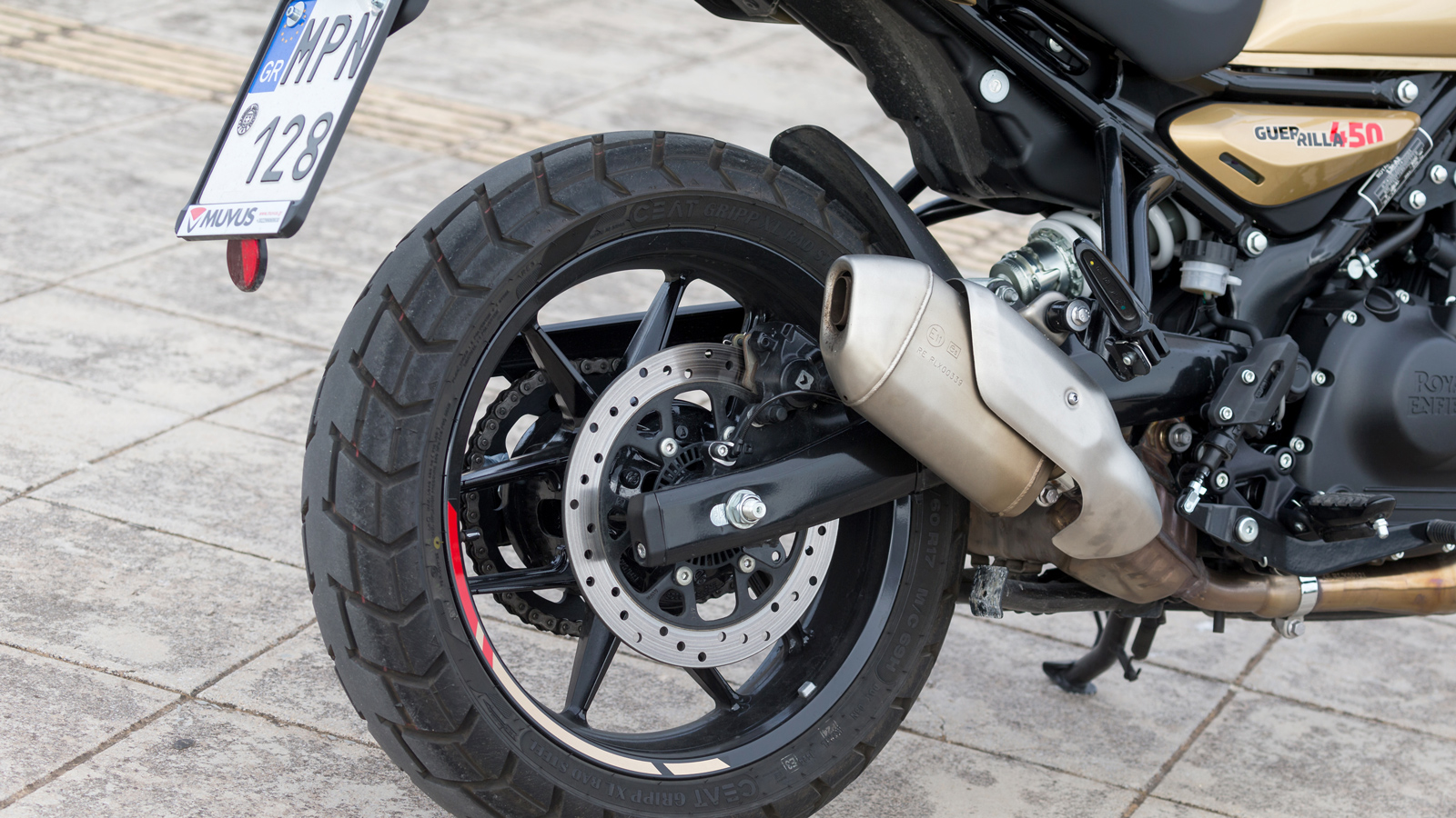 Λόγω της μονοκύλινδρης φύσης του, το σύνολο είναι αρκετά διστακτικό σε ρυθμούς περιστροφής κάτω από 3.000 σ.α.λ. αλλά ο συμπλέκτης είναι μαλακός και ε