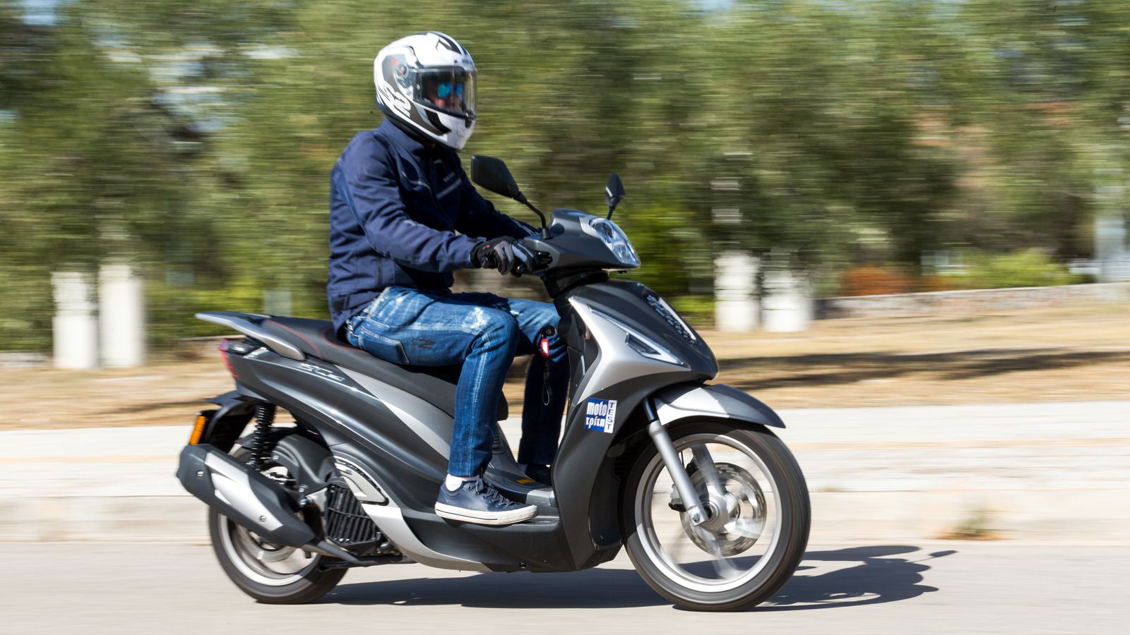  Ο σχεδιασμός του ακολουθεί καθαρές, καμπύλες γραμμές, με έντονες ιταλικές αναφορές και προσεγμένες λεπτομέρειες.