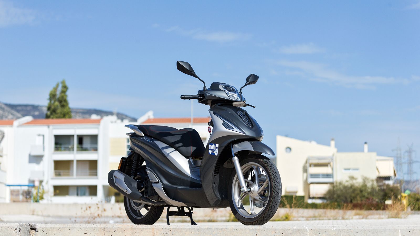 Η Morbidelli, με ρίζες στο Pesaro της Ιταλίας από το 1969 και επανίδρυση το 2021, επιστρέφει δυναμικά με το SC 125 LX. Το scooter αυτό συνεχίζει την π