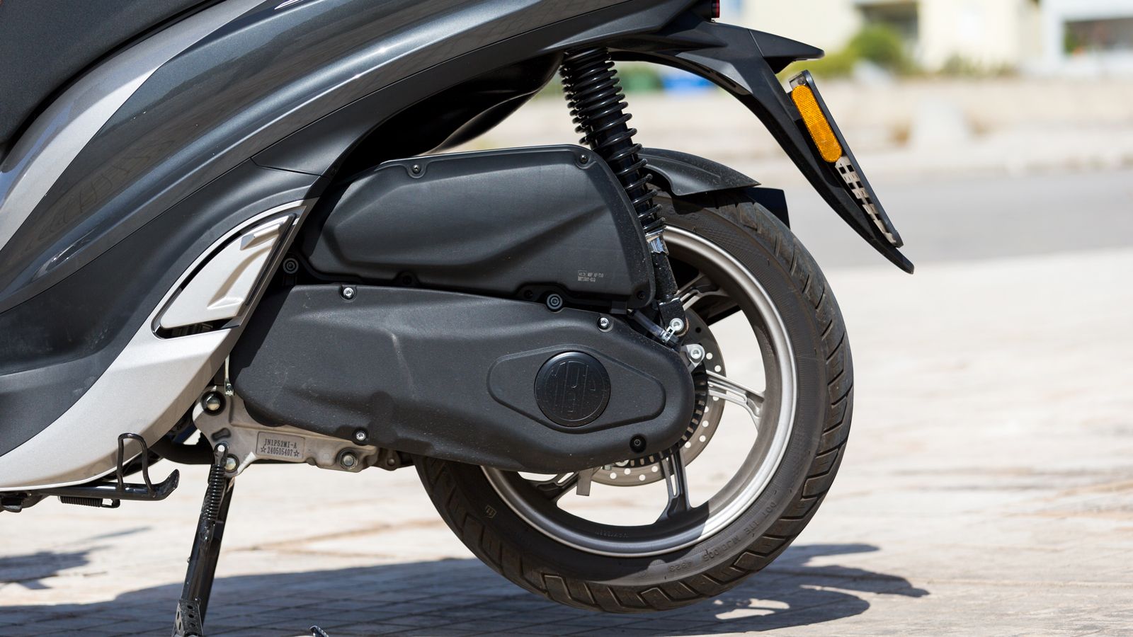 Ο υγρόψυκτος μονοκύλινδρος κινητήρας 124,6 κυβικών αποδίδει 11,1 ίππους στις 8.500 σ.α.λ. και 1,14 kgm ροπής στις 6.500 σ.α.λ., με σχέδιο εμβόλου που 