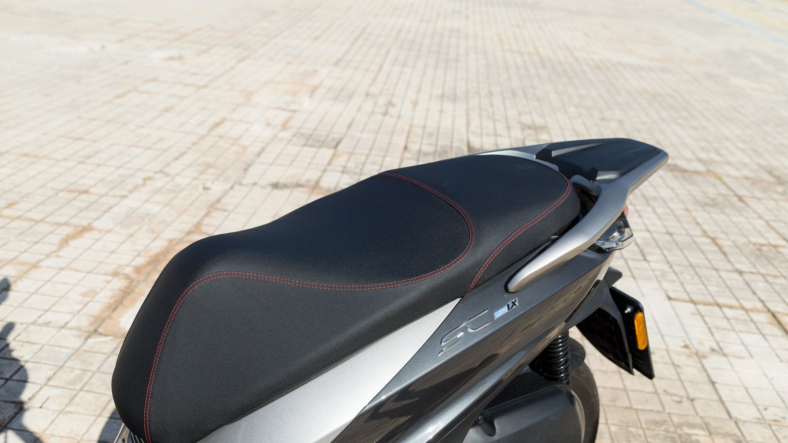 H σέλα δύο επιπέδων άνετη και αντιολισθητική, ενώ η θέση οδήγησης είναι όρθια και εργονομική, ιδανική για την καθημερινότητα.