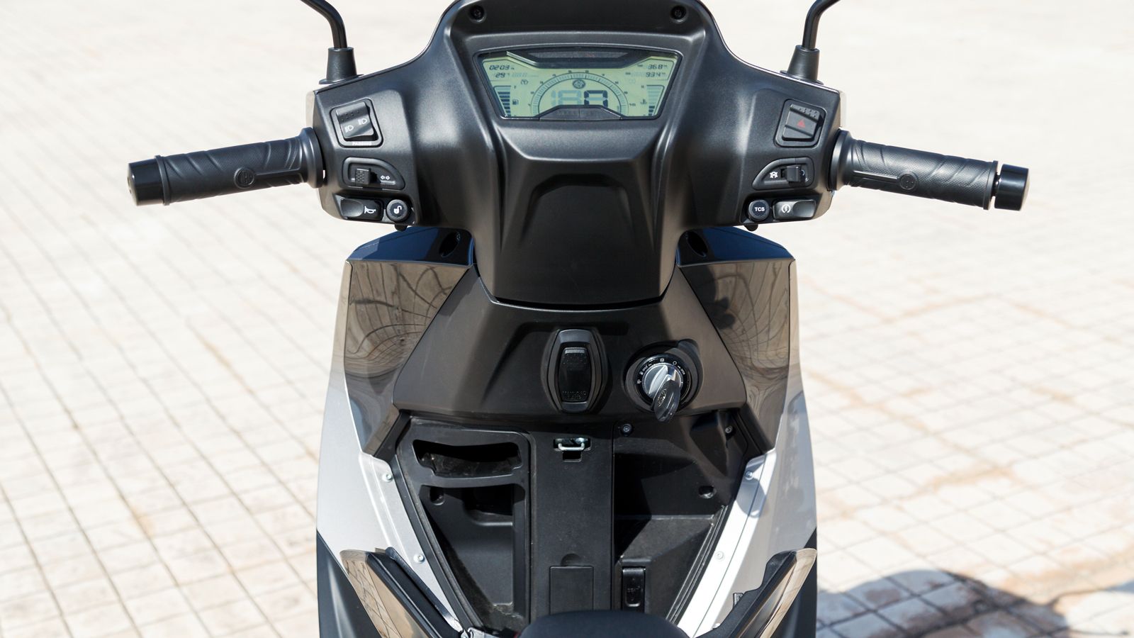 Ο πίνακας οργάνων LCD είναι λιτός και ευανάγνωστος, με στροφόμετρο στο κέντρο και δυνατότητα ρυθμίσεων μέσω δύο κουμπιών.
