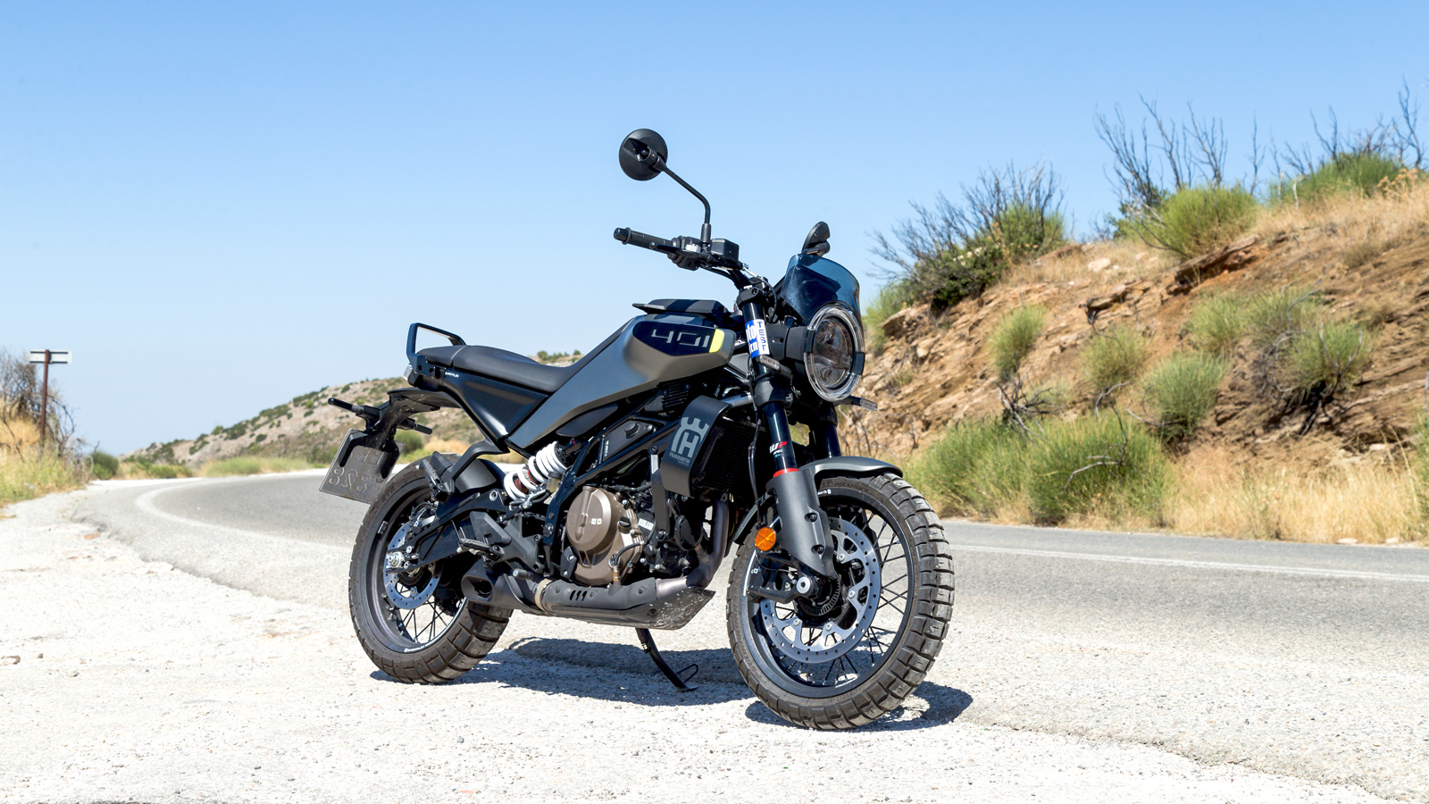 Η Husqvarna εφαρμόζει τη φιλοσοφία ποιότητας και επιδόσεων ακόμη και στα μικρά μοντέλα της, όπως το Svartpilen 401, το οποίο με πλούσιο εξοπλισμό, νέο