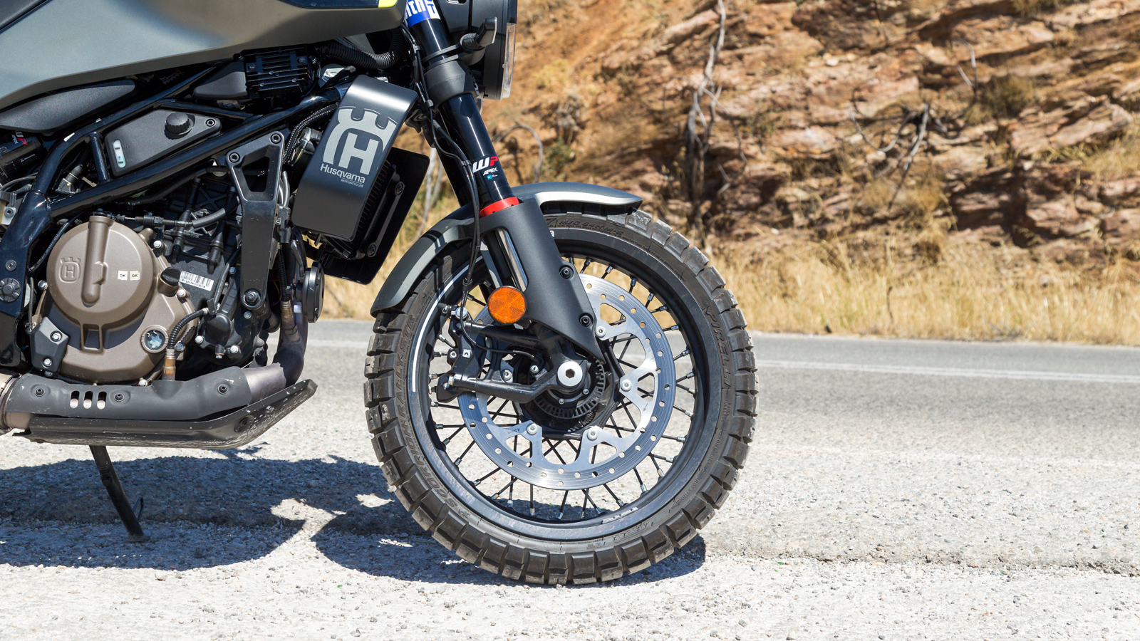 Ανεστραμμένο πιρούνι 43 χιλιοστών εμπρός με ρυθμίσεις συμπίεσης και επαναφοράς.