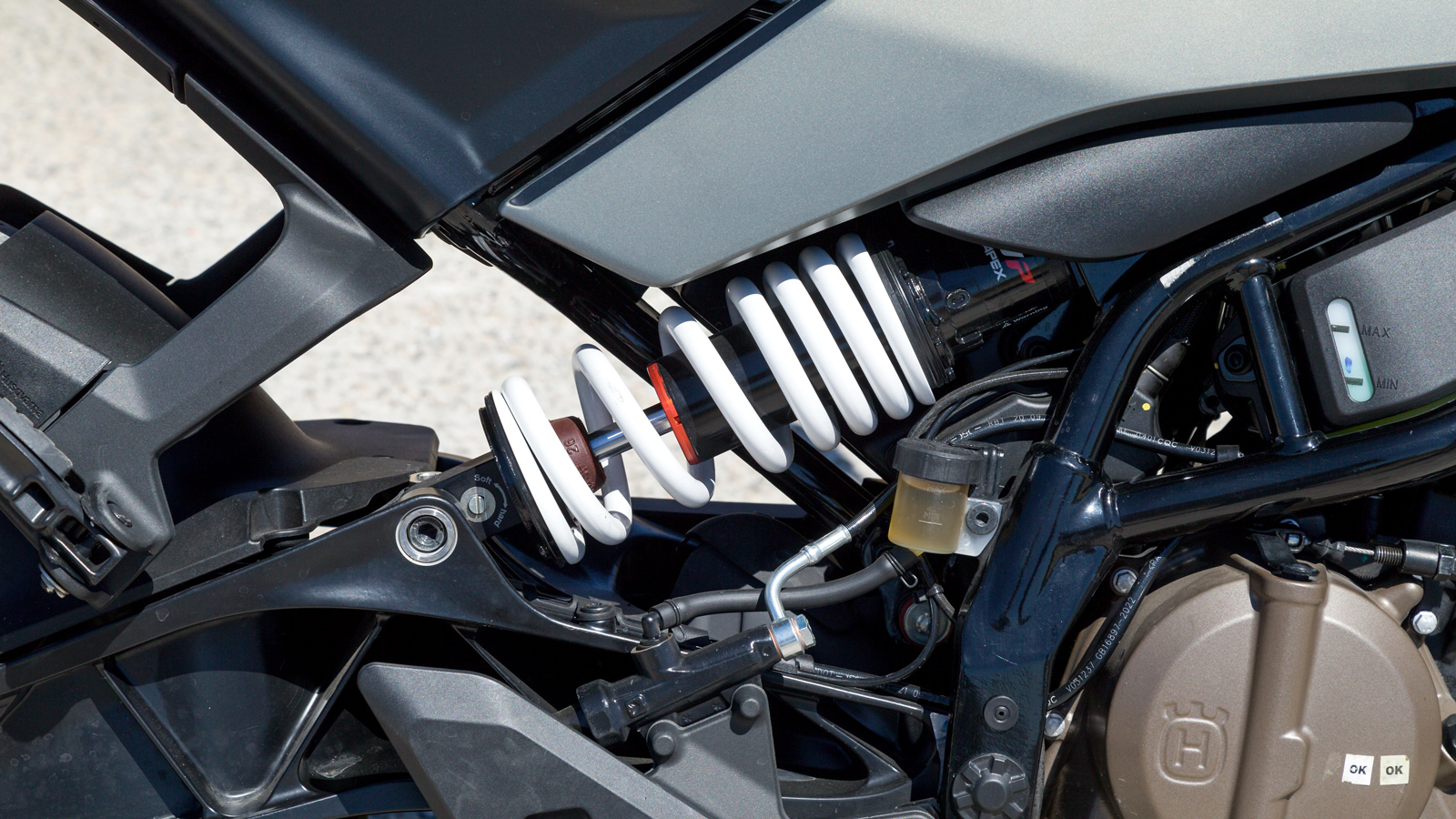 Πίσω αμορτισέρ τοποθετημένο παράκεντρα χωρίς μοχλικό.