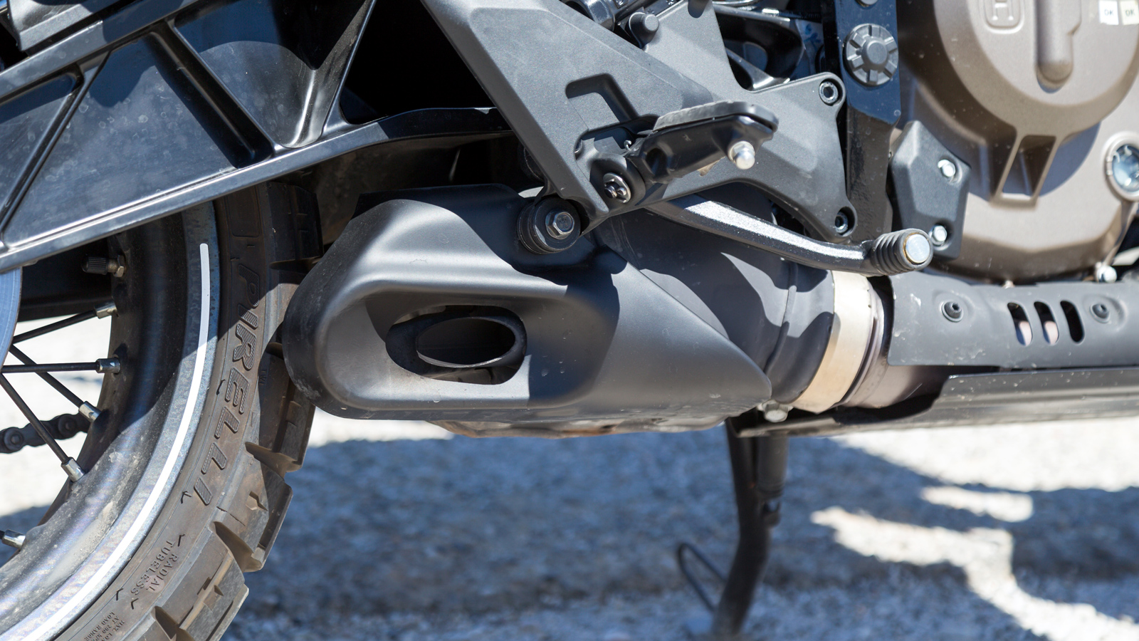 Η ανοξείδωτη ατσάλινη εξάτμιση είναι επίσης νέα και συνδυάζεται με έναν αλουμινένιο σιγαστήρα.