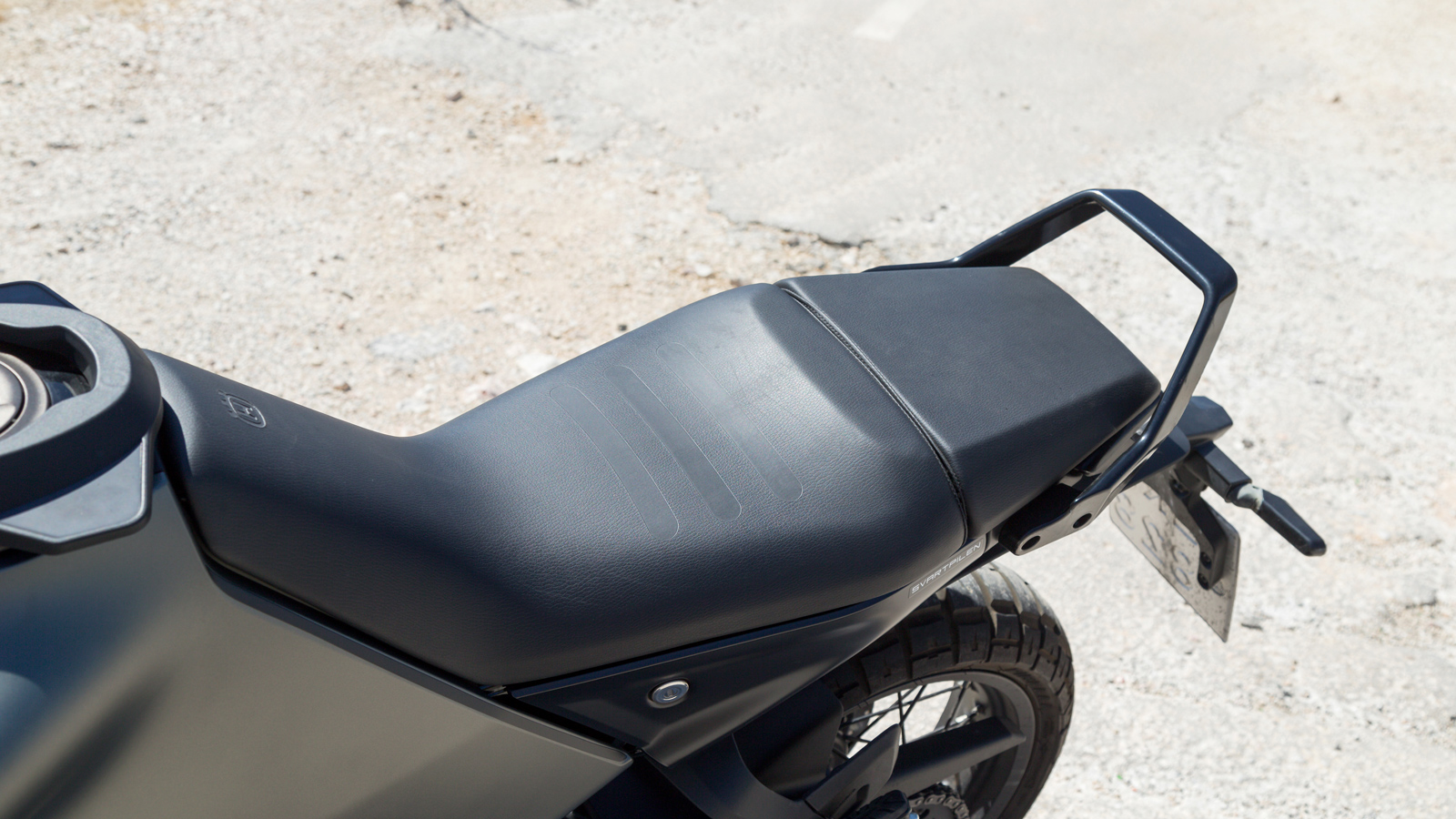 Η μονοκόμματη σέλα του είναι μακριά και επιτρέπει στον αναβάτη να αλλάζει εύκολα την τοποθέτηση του σώματός του επάνω σε αυτήν.