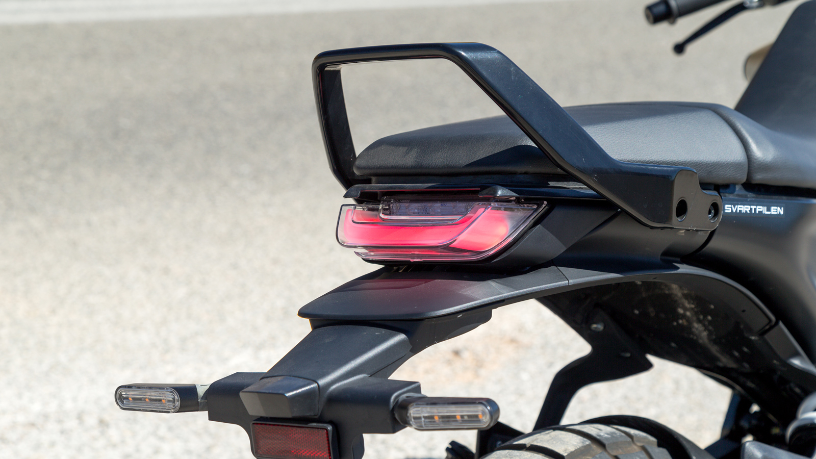 Η ουρά διαθέτει χειρολαβή σε σχήμα Π για να συγκρατείται ο συνεπιβάτης.