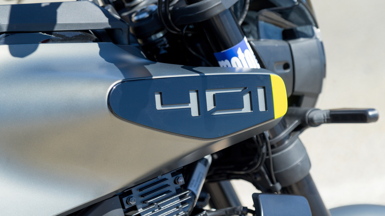 Το κίτρινο στο ρεζερβουάρ είναι από τα λίγα σημεία πάνω στο Svartpilen όπου εμφανίζεται χρώμα.