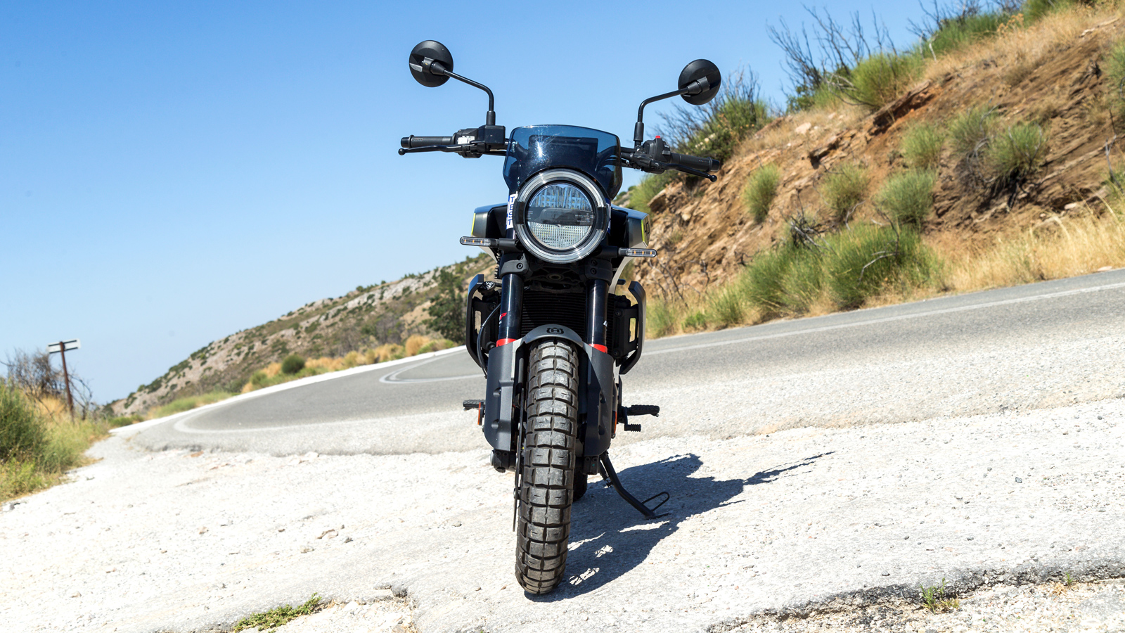 Η μπροστινή όψη με τον επιβλητικό προβολέα παραπέμπει σε industrial look.