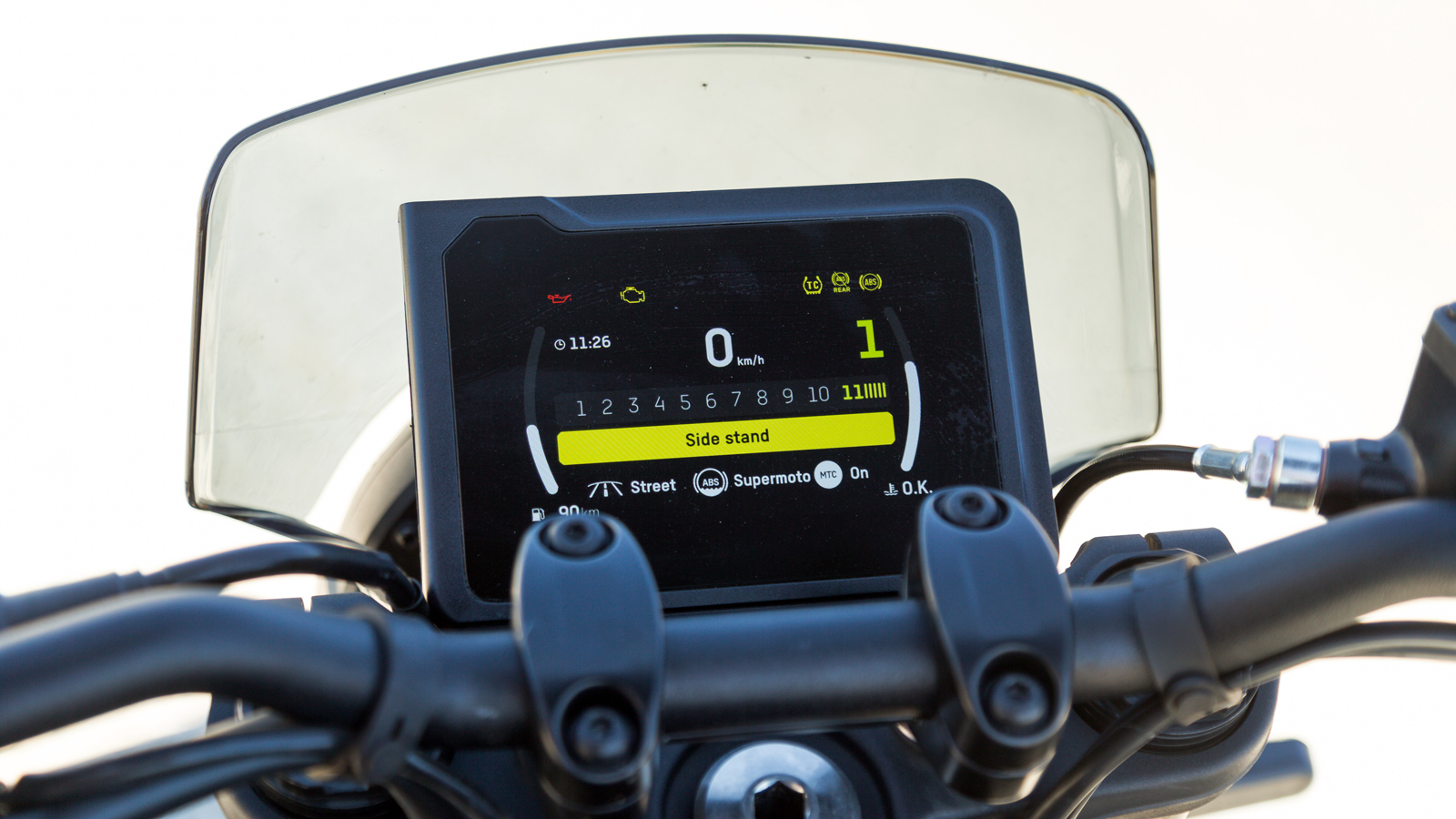 Ο χειρισμός της οθόνης γίνεται μέσω joystick και τα μενού είναι πολύ ευχάριστα στην πλοήγηση.