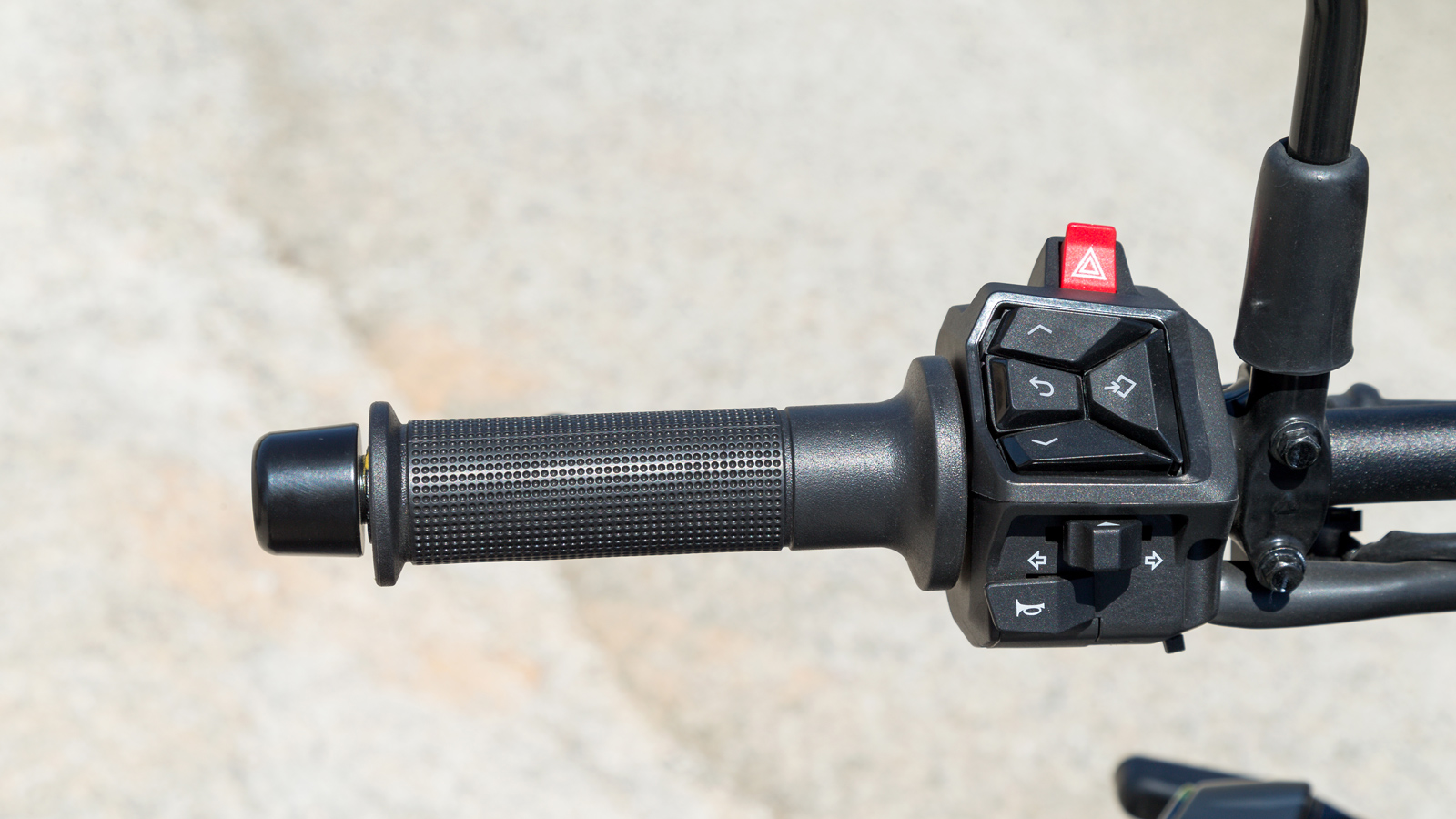 Οι διακόπτες έχουν σωστή διάταξη και πολύ καλή ανάδραση.