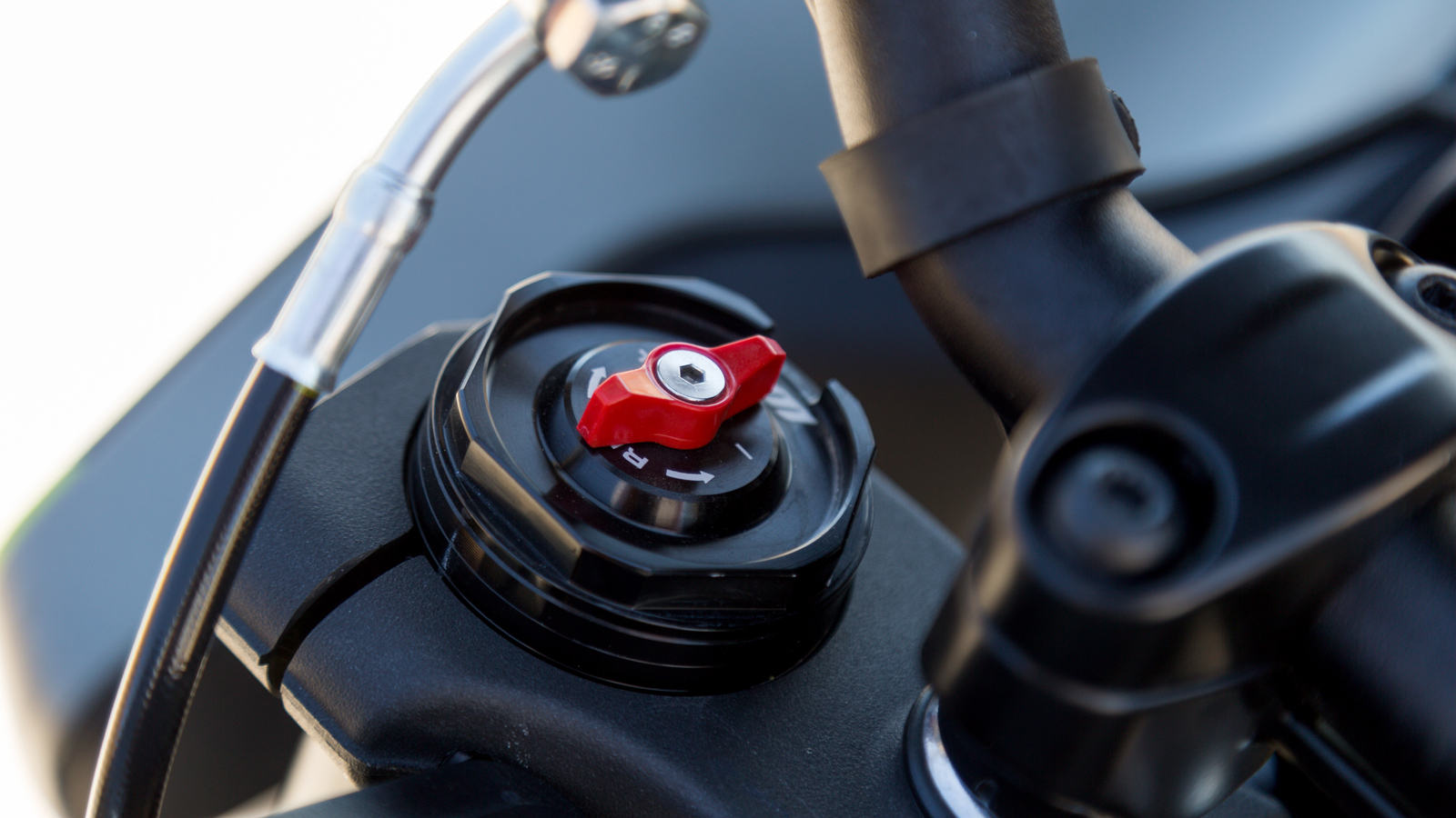 Οι ρυθμίσεις του πιρουνιού γίνονται χωρίς εργαλεία.