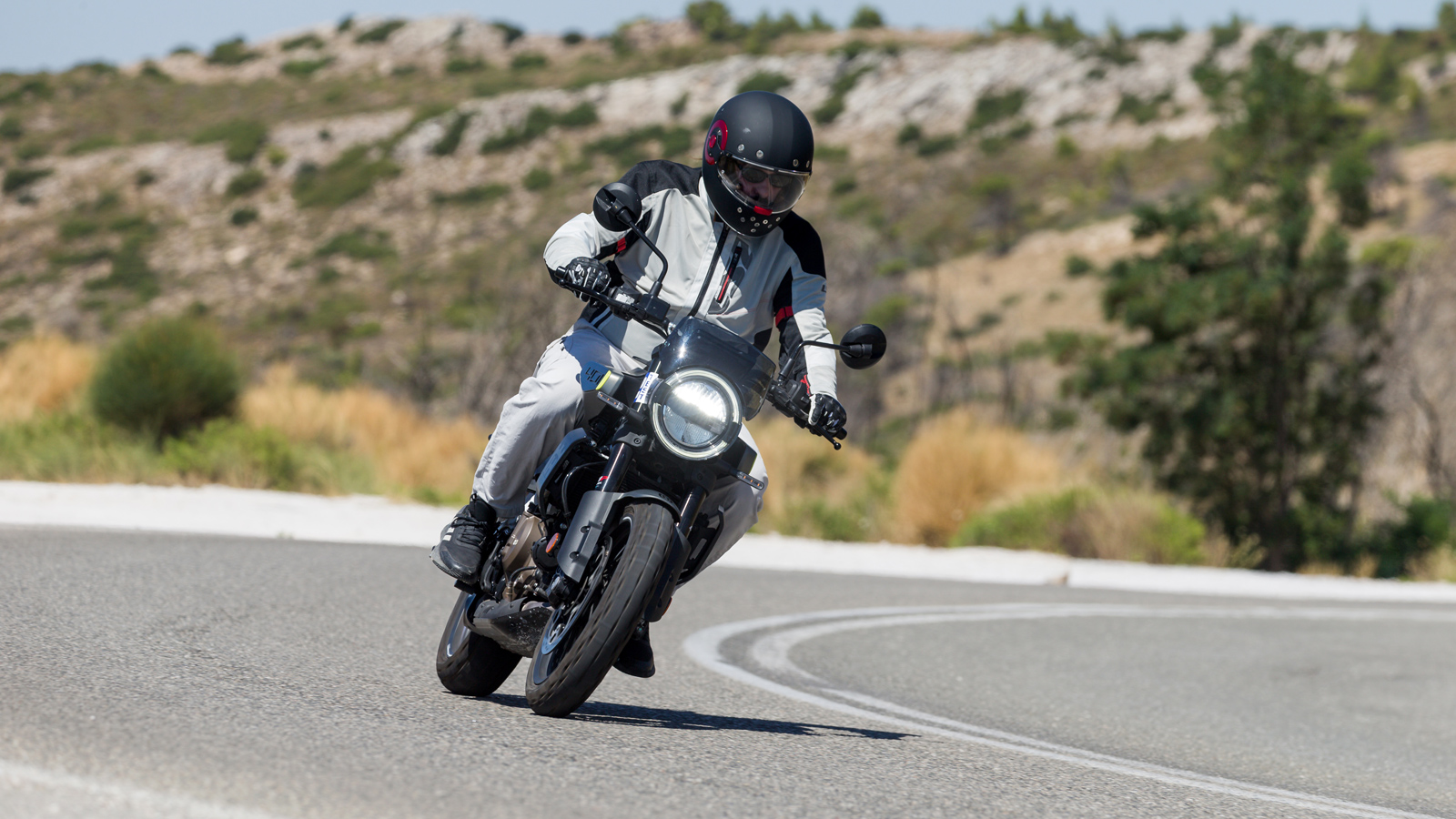 Ταιριάζει γάντι σε νέους αναβάτες αλλά ένας έμπειρος μπορεί να την έχει και ως 2η μοτοσυκλέτα.