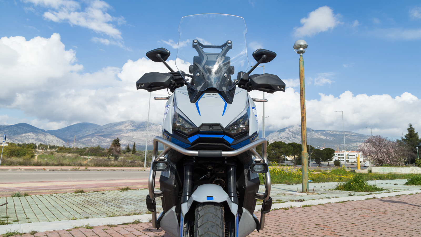 Στη μπροστινή όψη διακρίνεται η κάμερα καταγραφής.