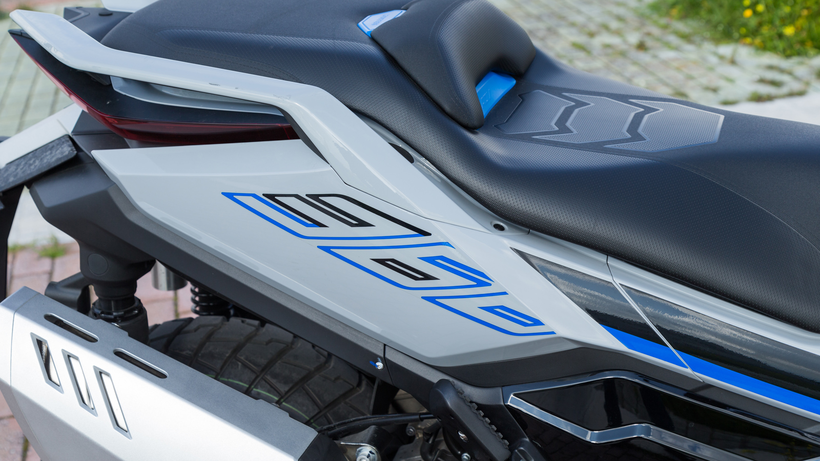 Ανετη για αναβάτη και συνεπιβάτη σέλα ύψους 790 χιλιοστών.