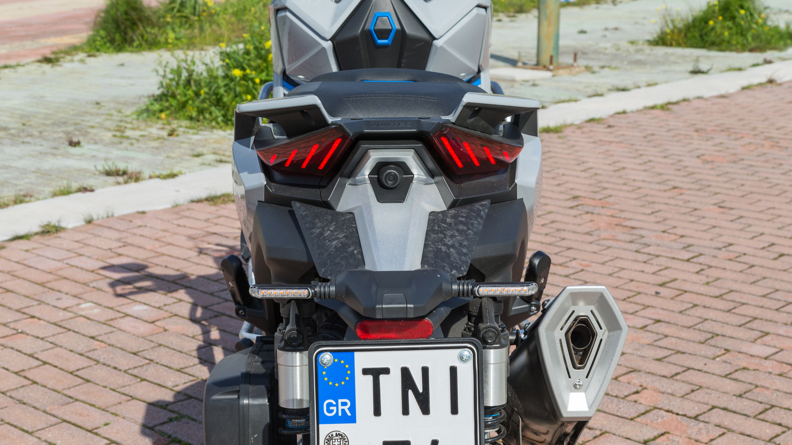 Στην πίσω όψη διακρίνεται η δεύτερη κάμερα καταγραφής.