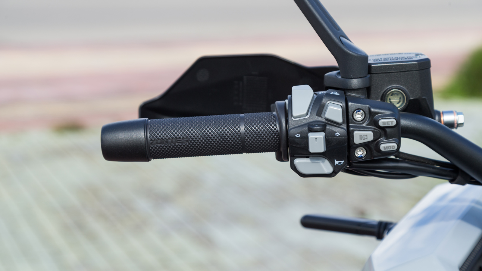 Στο αριστερό γκριπ προβάλλει μεταξύ άλλων ο διακόπτης για τις τρεις λειτουργείες των προβολέων ομίχλης.