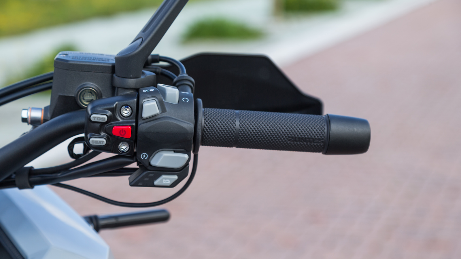 Εργονομικά ορθά τοποθετημένοι και οι διακόπτες του δεξιού γκριπ. Ξεχωρίζουν ο επιλογέας της οικονομικής οδήγησης (ECO) και των τριών σκαλών των θερμαι