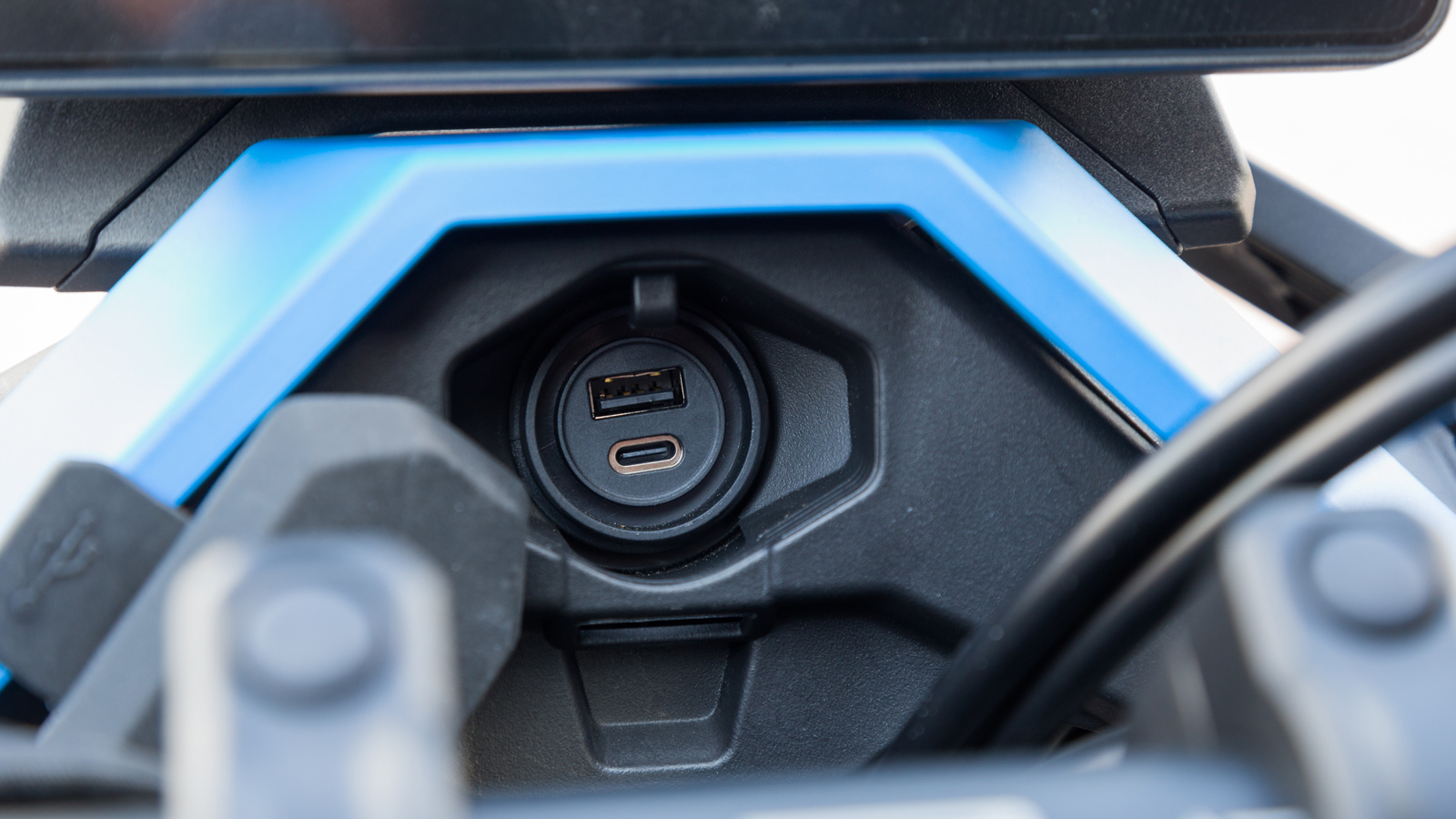 Αλλες δύο θύρες φόρτισης USB-A και USB-C στον πίνακα οργάνων.