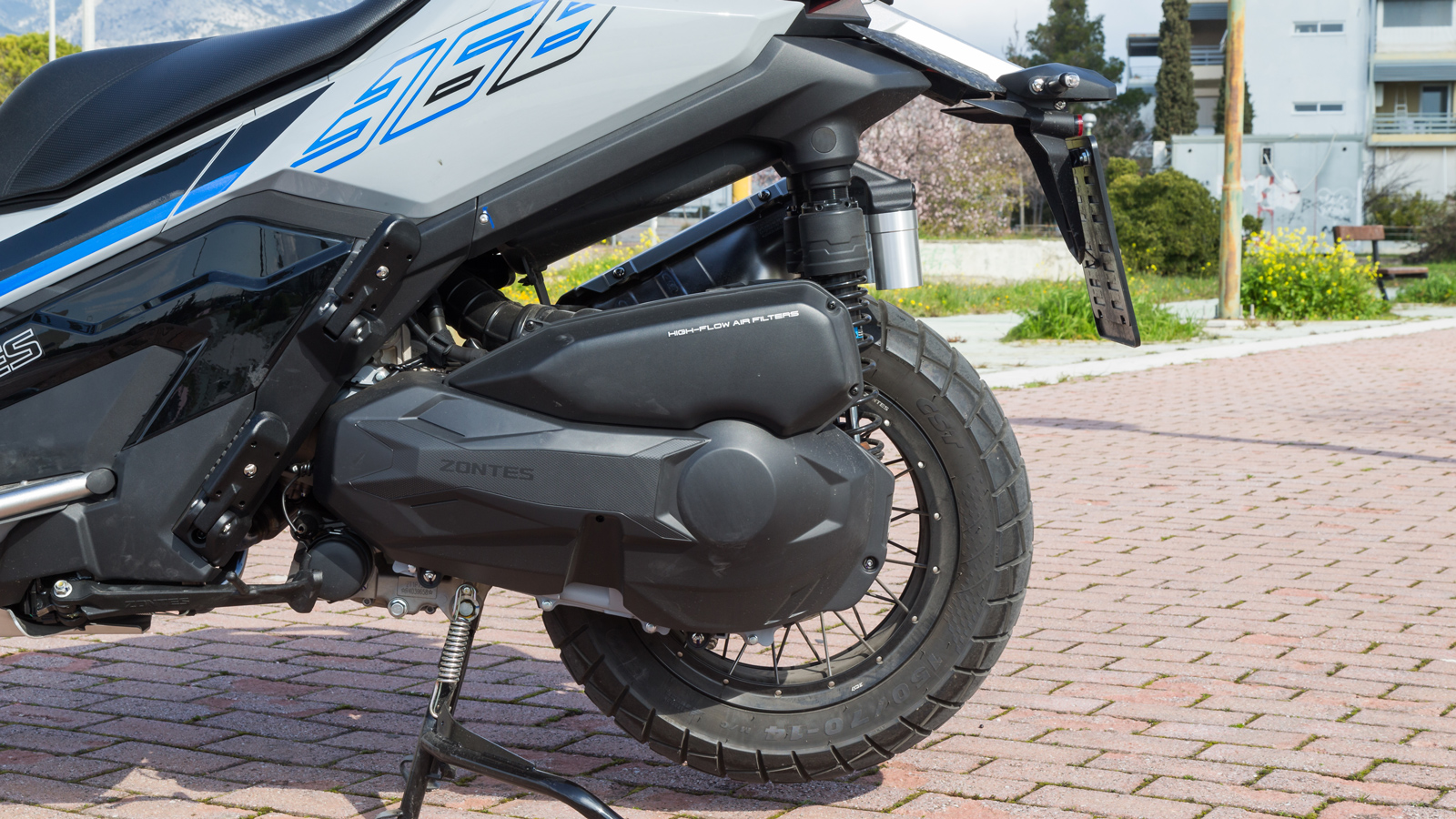 Μονοκύλινδρος κινητήρας 368 κ.εκ., όπως φανερώνει και η ονομασία του μοντέλου, με 39 ίππους και 4,1 kg-m ροπής.