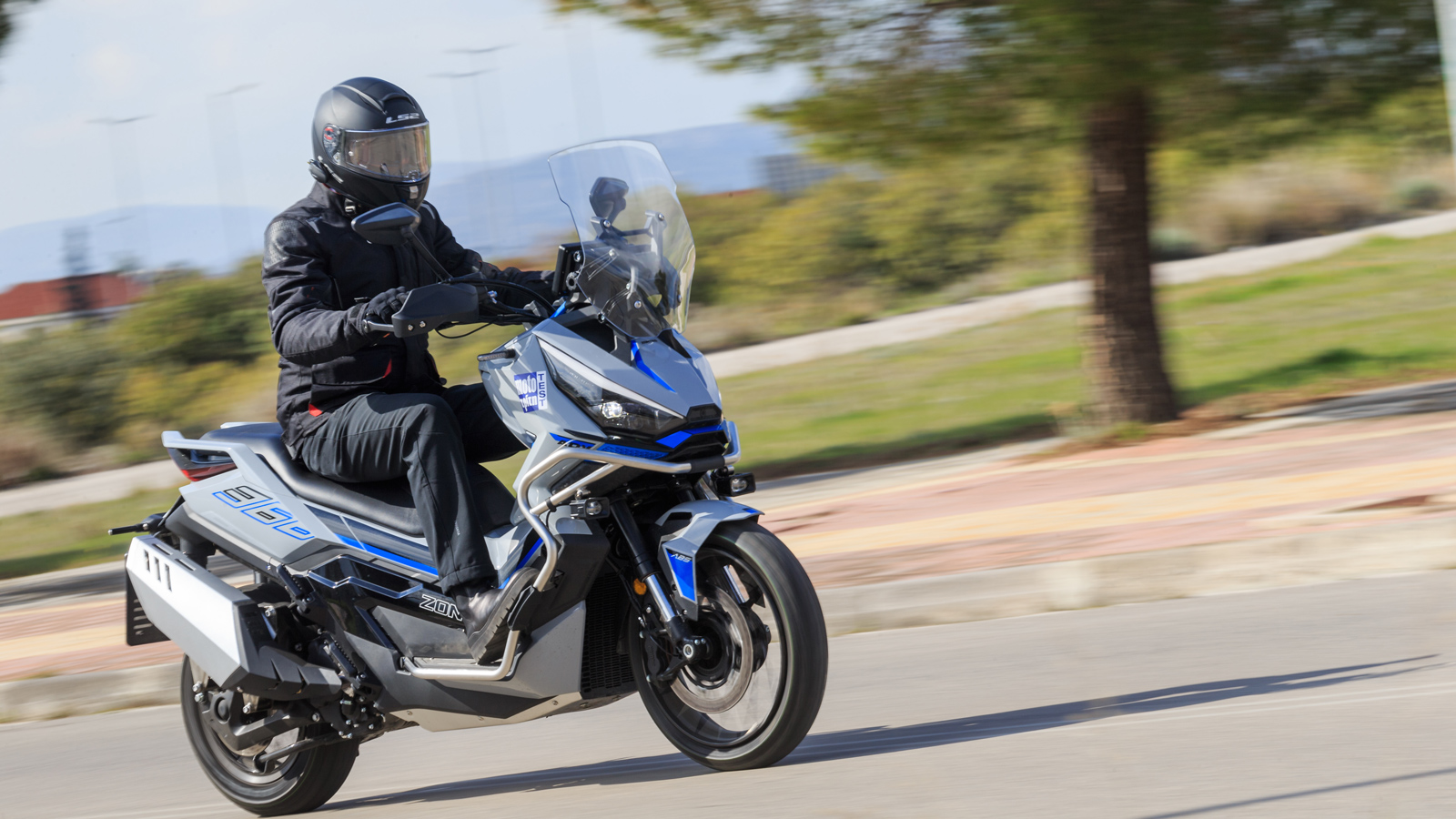 Το G368 είναι απόλυτα σταθερό στην ευθεία την ώρα που μπορεί να γέρνει με ασφάλεια στις στριφτερές διαδρομές του επαρχιακού δικτύου.