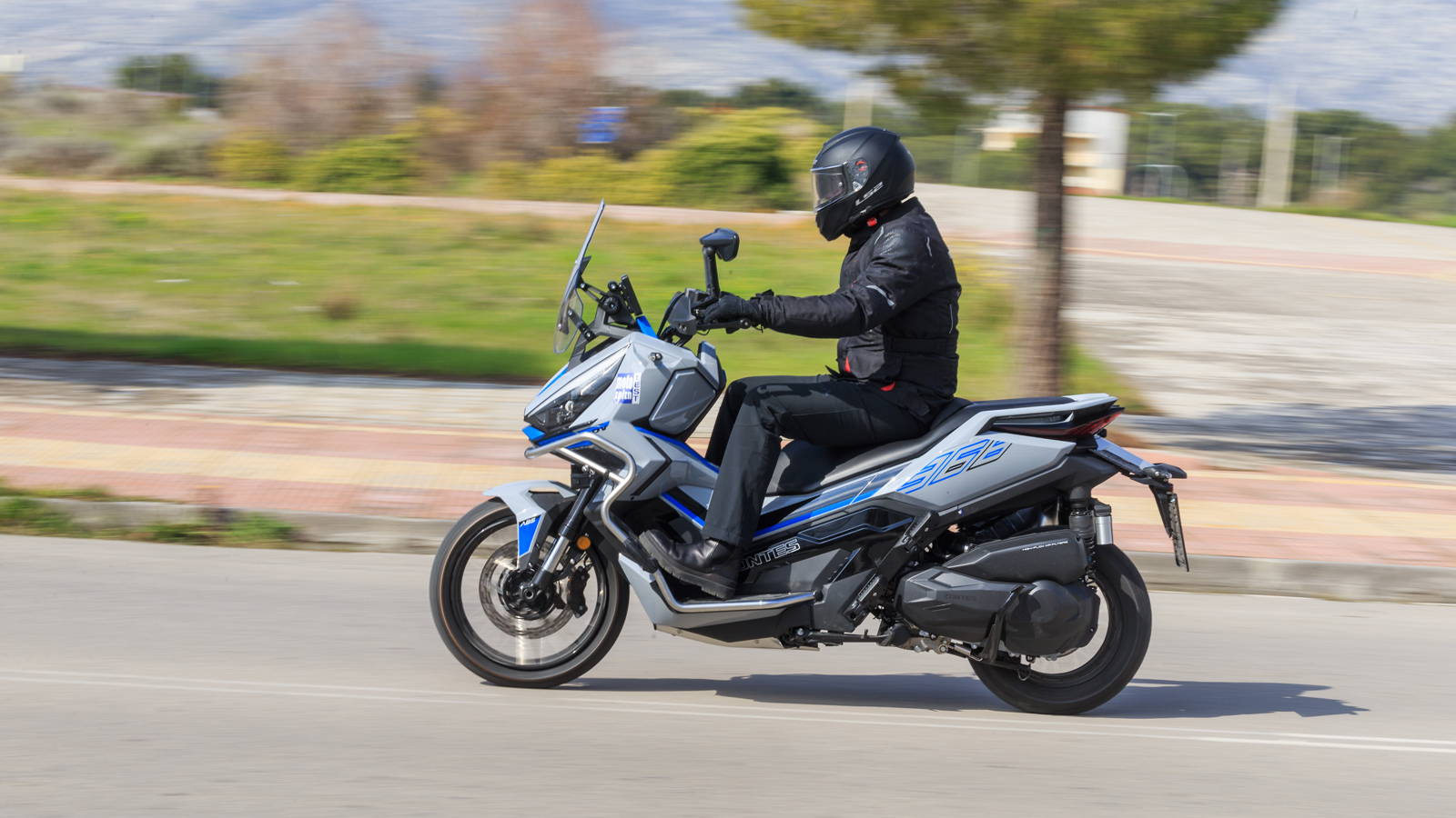 Η κίνηση στον αυτοκινητόδρομο ξεδιπλώνει την σωστή ανεμοκάλυψη και την εξαιρετική ποιότητα κύλισης που σε κάνει να αδιαφορείς ακόμα και είσαι κοντά στ