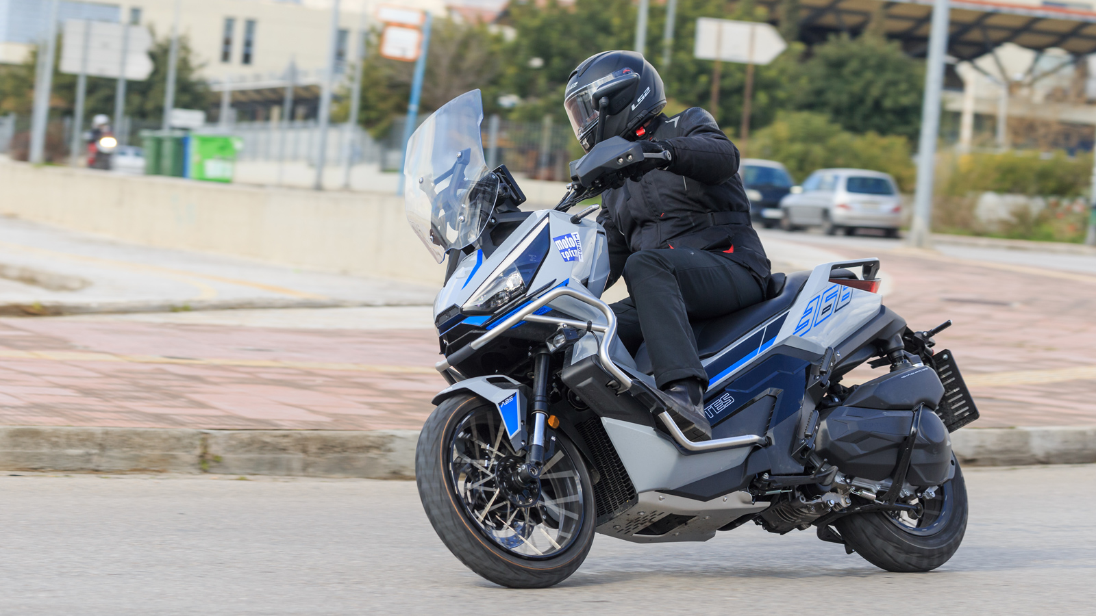 Αν και το βάρος αγγίζει σχεδόν τα 200 κιλά, το άριστο ζύγισμα και η σωστή κατανομή κάνουν παιχνίδι τις αλλαγές κατεύθυνσης και τους ελιγμούς ανάμεσα σ