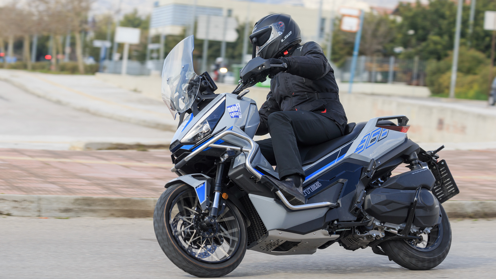 Με 17άρη τροχό μπροστά και off-road στήσιμο διαπρέπει σε άσφαλτο...