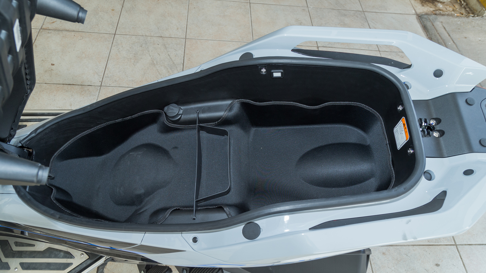 Ο αποθηκευτικός χώρος κάτω από τη σέλα έχει μέγεθος 53 λίτρων και επαρκεί για να χωρέσουν δύο full face κράνη.