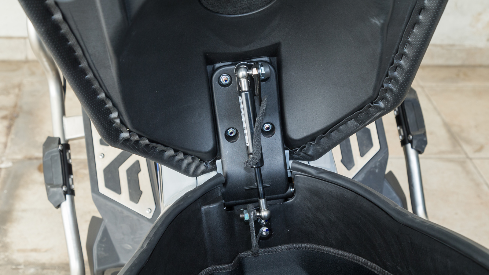 Ο αποθηκευτικός χώρος κάτω από τη σέλα παραμένει ανοιχτός με τη βοήθεια αμορτισέρ.