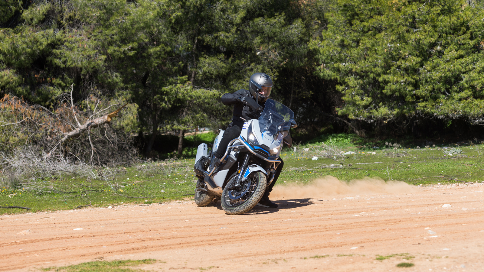 Θα πατήσει χωρίς δισταγμό σε κάθε χωμάτινο μονοπάτι με τις μεγάλες διαδρομές των αναρτήσεων και τους ακτινωτούς τροχούς με τα τακουνάτα ελαστικά.