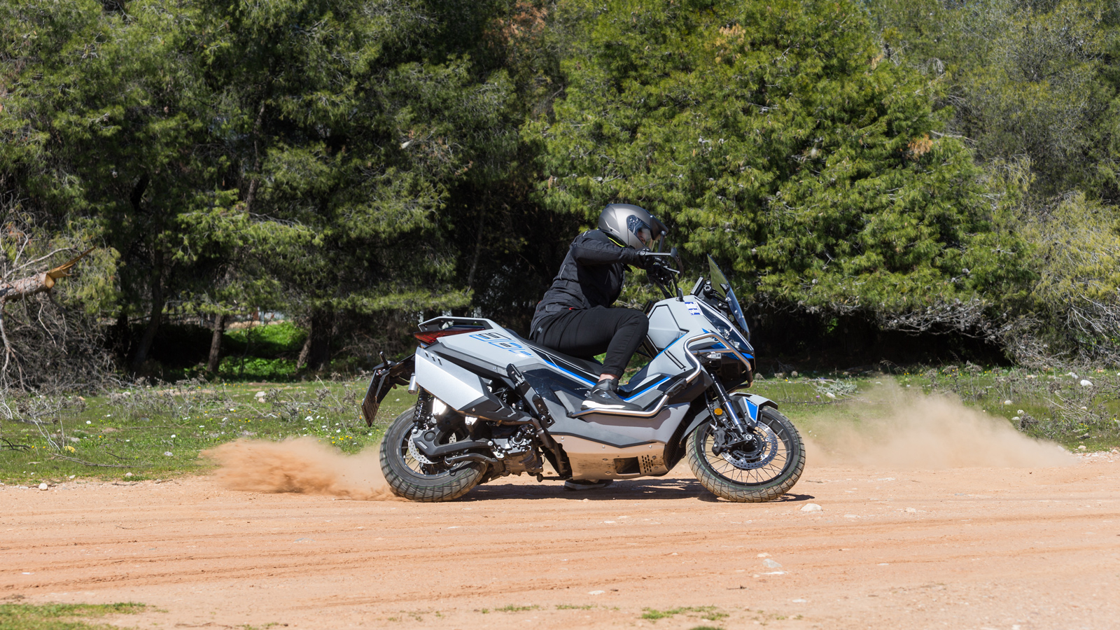 Μια αρκετά εξωστρεφής εταιρεία όπως η Zontes δεν θα μπορούσε να μείνει αμέτοχη και με το G368 εισέρχεται δυναμικά στην κατηγορία, με ένα crossover sco