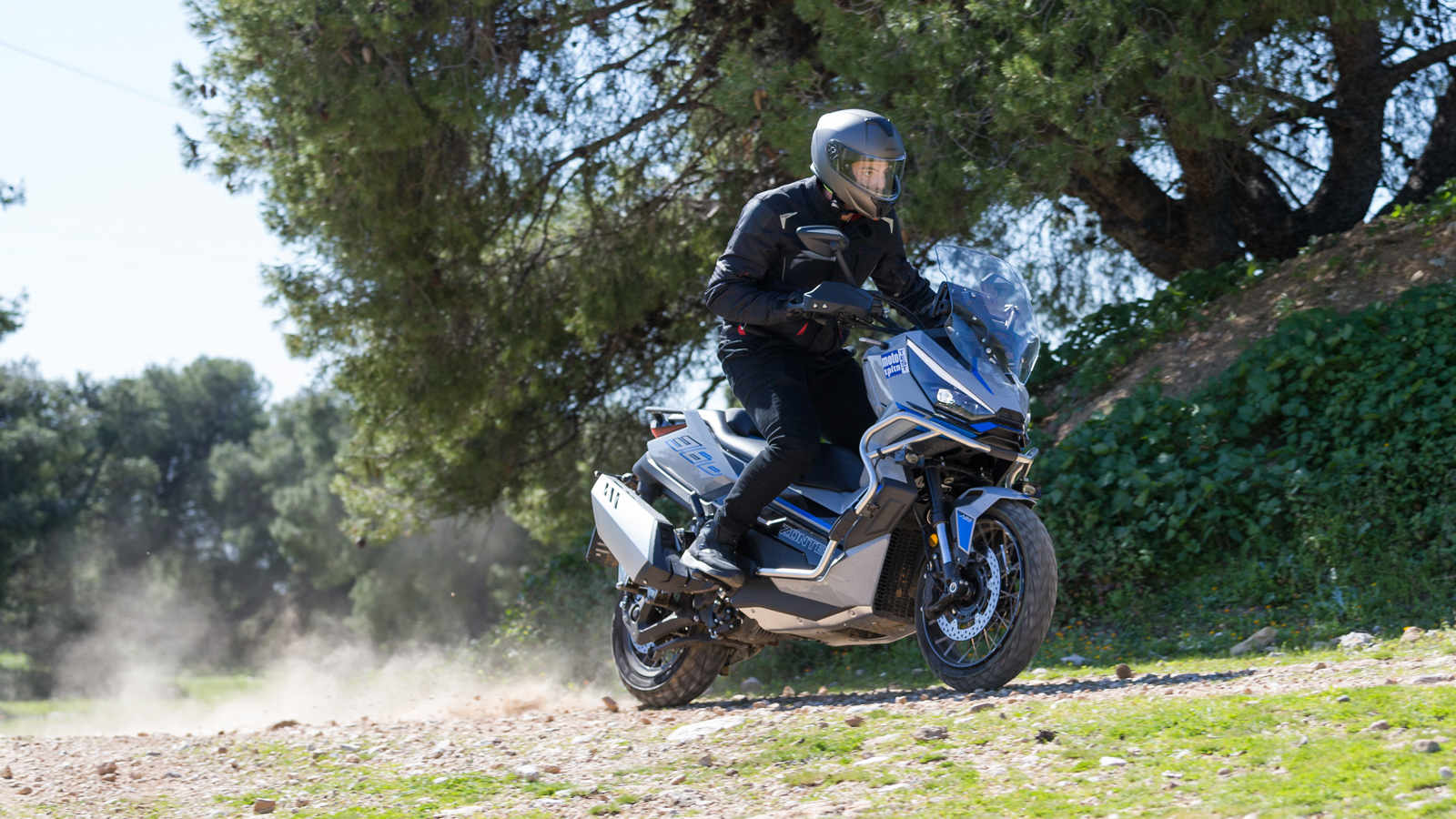 Λόγω ύψους του τιμονιού, στο χώμα μπορείς να οδηγείς και όρθιος.