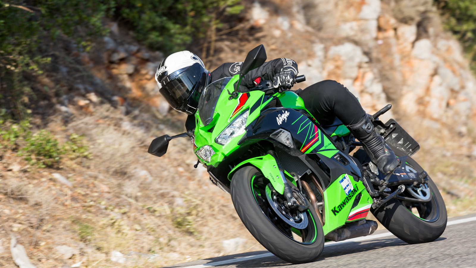 Τετρακύλινδρα ουρλιαχτά στις 16.000σαλ.,  κοφτερή συμπεριφορά Ιαπωνικού σπαθιού και φορεσιά έτοιμη για πίστα. Τα (ε)ξωτικά επέστρεψαν..