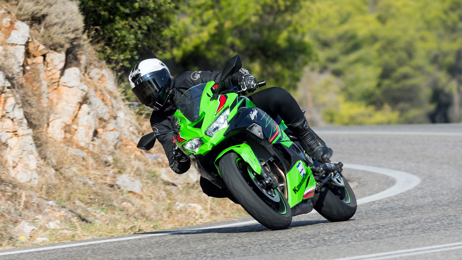 Το ZX-4RR σηματοδοτεί την ολική επαναφορά σε μια εποχή που η μοναδική αίσθηση της σπορ οδήγησης  άφησε ανεξίτηλα τα σημάδια της.