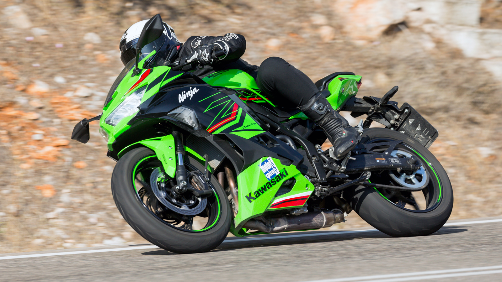 Το ZX-4RR είναι γρήγορο χωρίς να τρομάζει. Εύκολο  στις εναλλαγές και απόλυτα διαχειρίσιμο γράφει μεγάλες γωνίες κλίσης, συγχωρεί λάθη και σου δίνει α