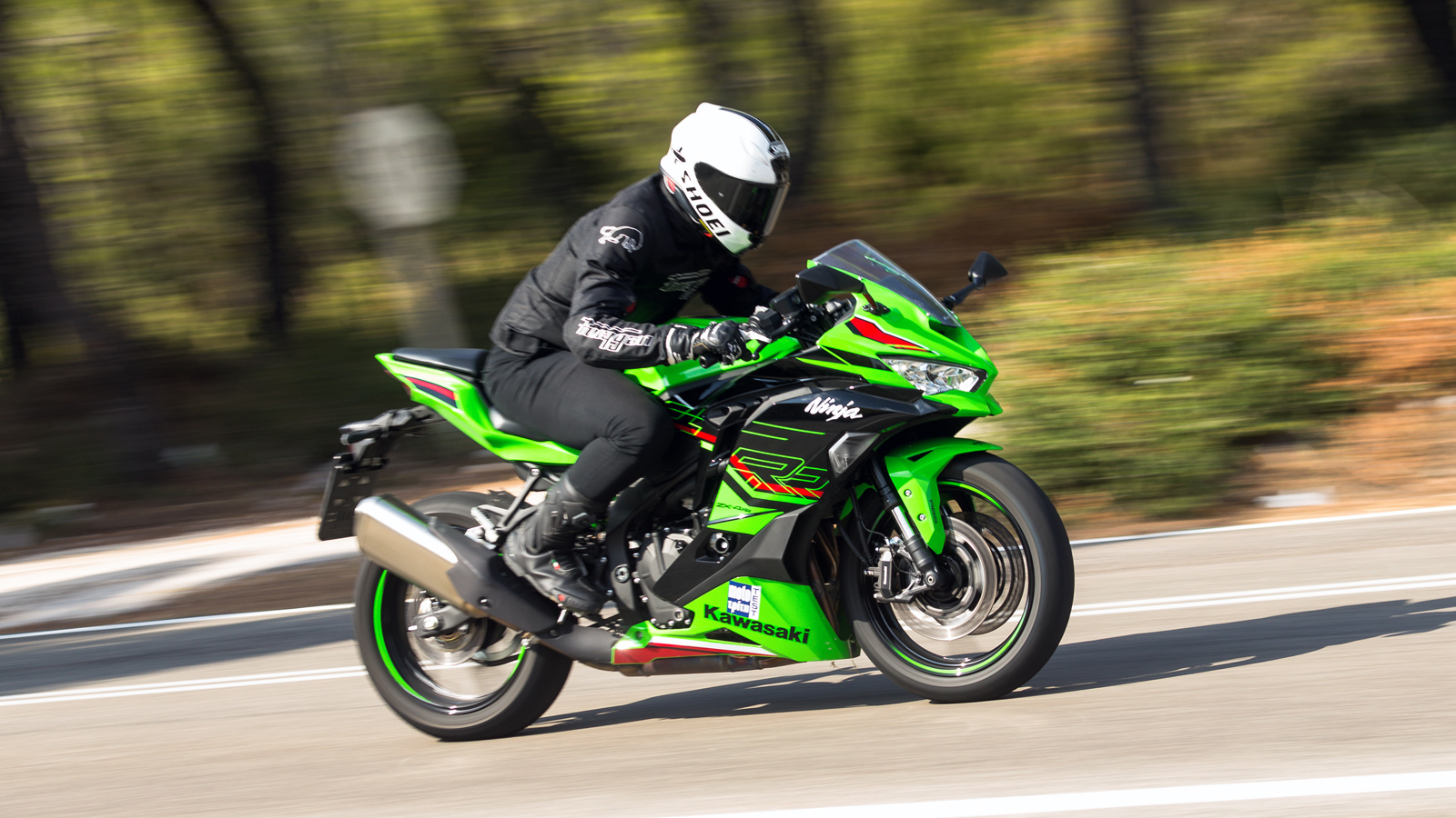 Έχοντας ως βάση το ZX-25R που κυκλοφορεί κατά κόρον στην Ασιατική αγορά, με ίδιο μεταξόνιο αλλά πιο επιθετική γεωμετρία που θυμίζει αρκετά τα παλιά 40