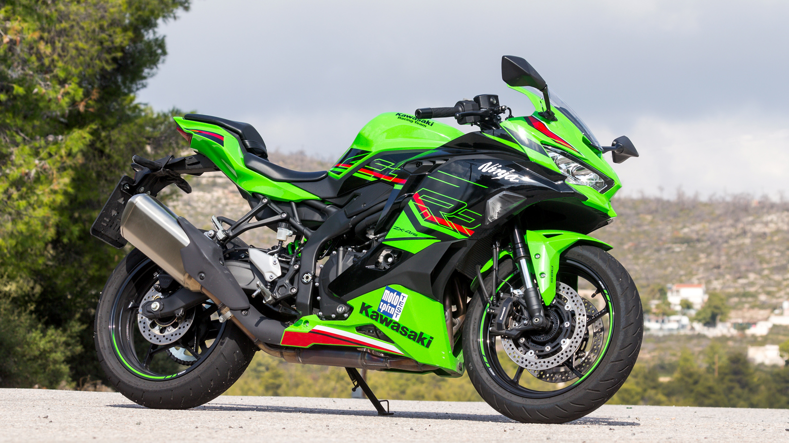 Η αισθητική του Kawasaki ZX-4RR ακολουθεί τα σύγχρονα στυλιστικά στοιχεία της οικογένειας Ninja.