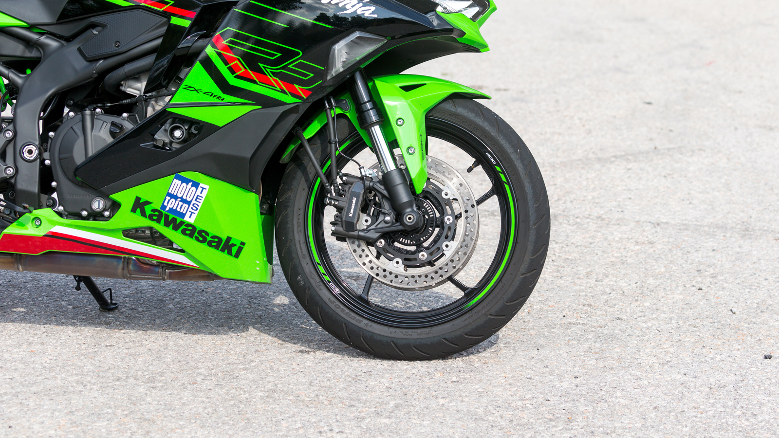 Το φρενάρισμα αναλαμβάνουν τετραπίστονες monoblock ακτινικές δαγκάνες με ημίπλευστους δίσκους διαμέτρου 290 χιλιοστών μπροστά και δαγκάνα μονού εμβόλο