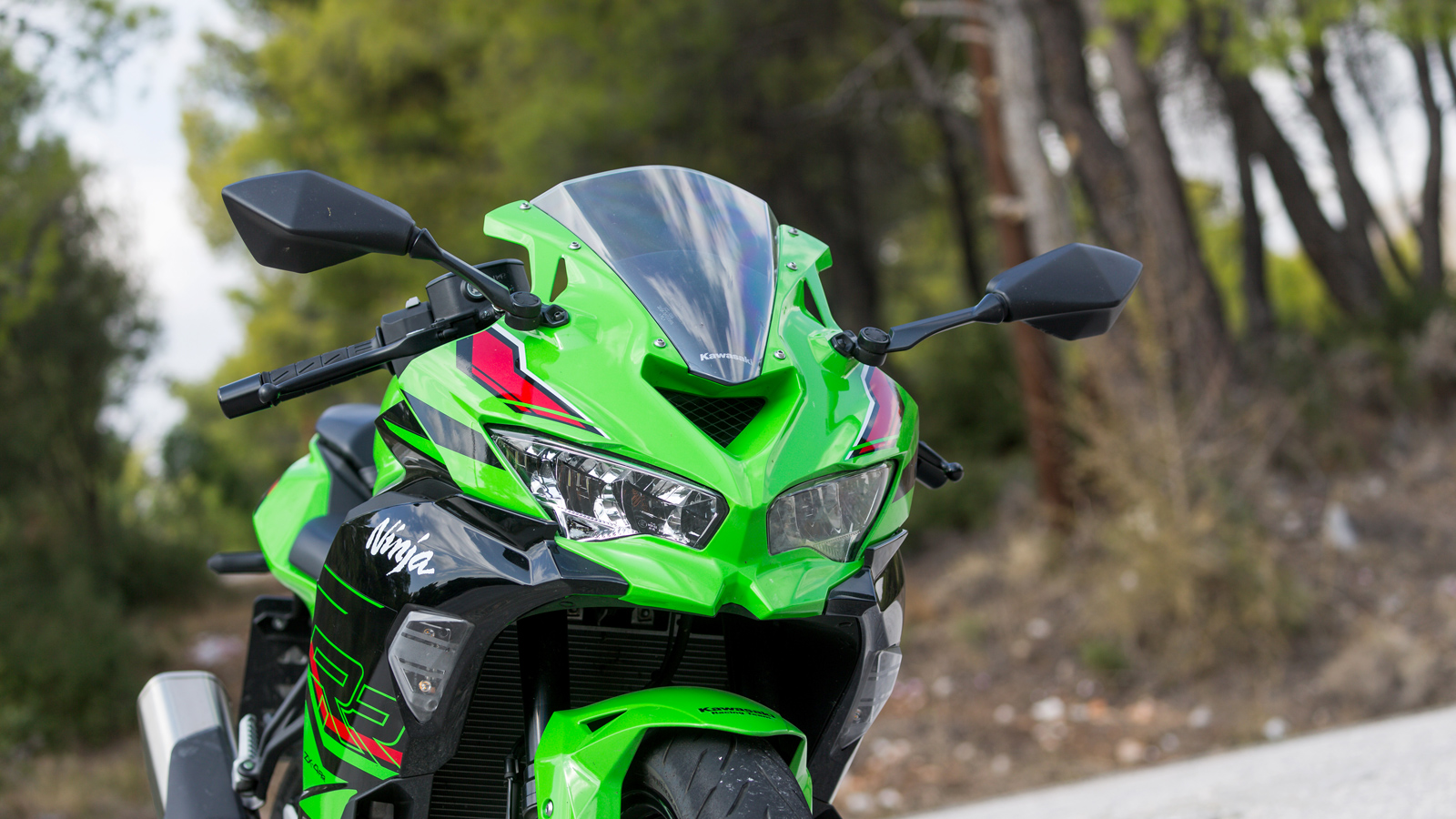 Με επιθετικές σπορ γραμμές και τη χαρακτηριστική κεντρική εισαγωγή Ram-Air στο εμπρός μέρος.